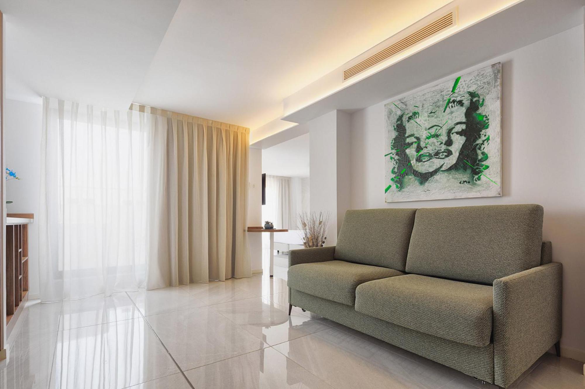 Presidential Suite with Outdoor Jacuzzi photo 2