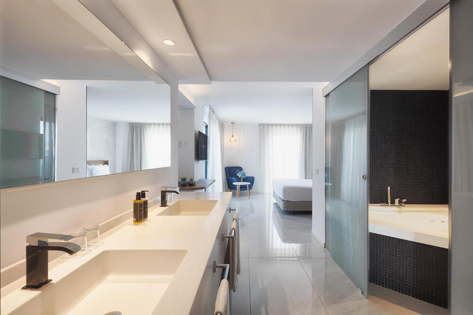 Presidential Suite with Outdoor Jacuzzi