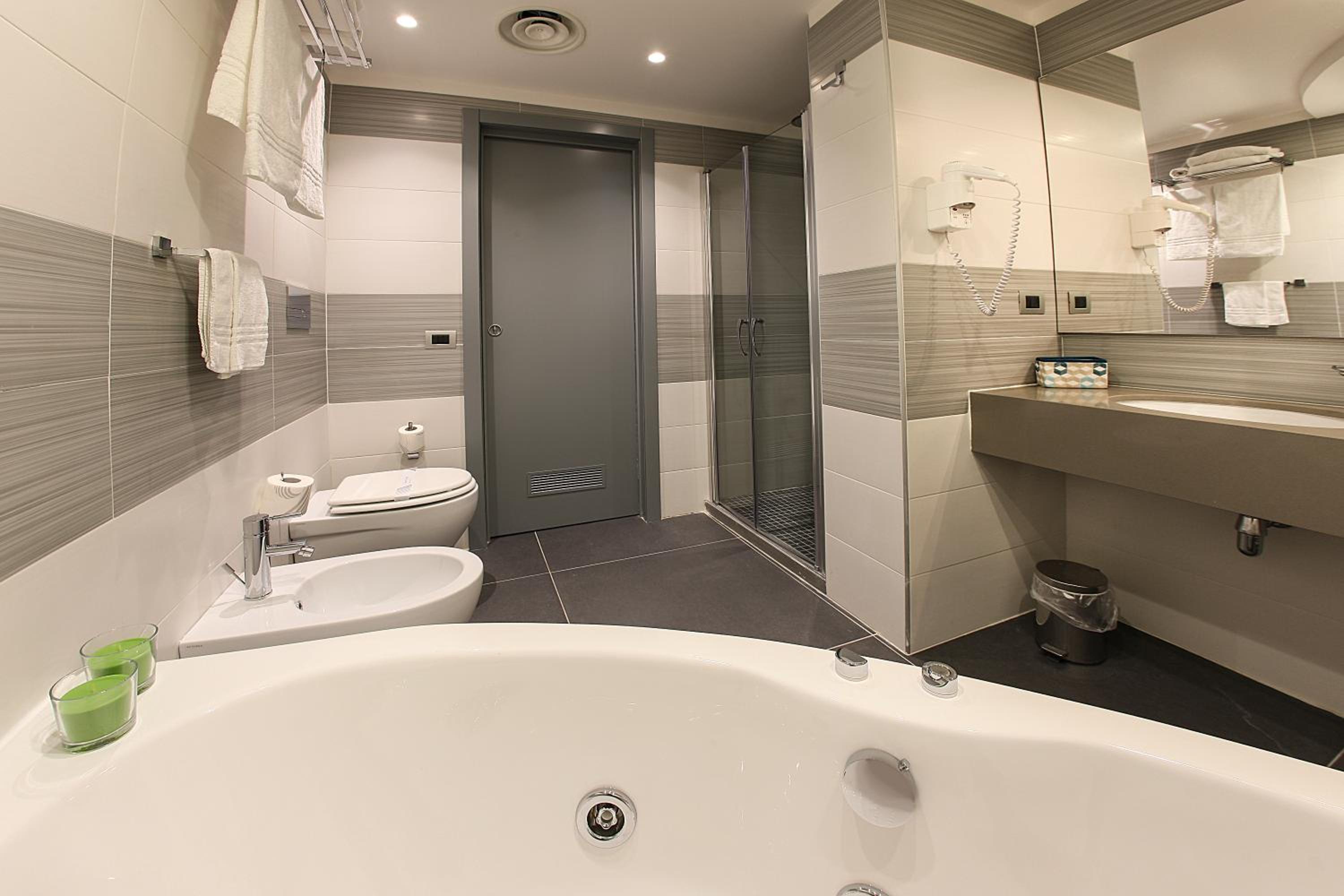 Deluxe King Room with Sofa Bed photo 2