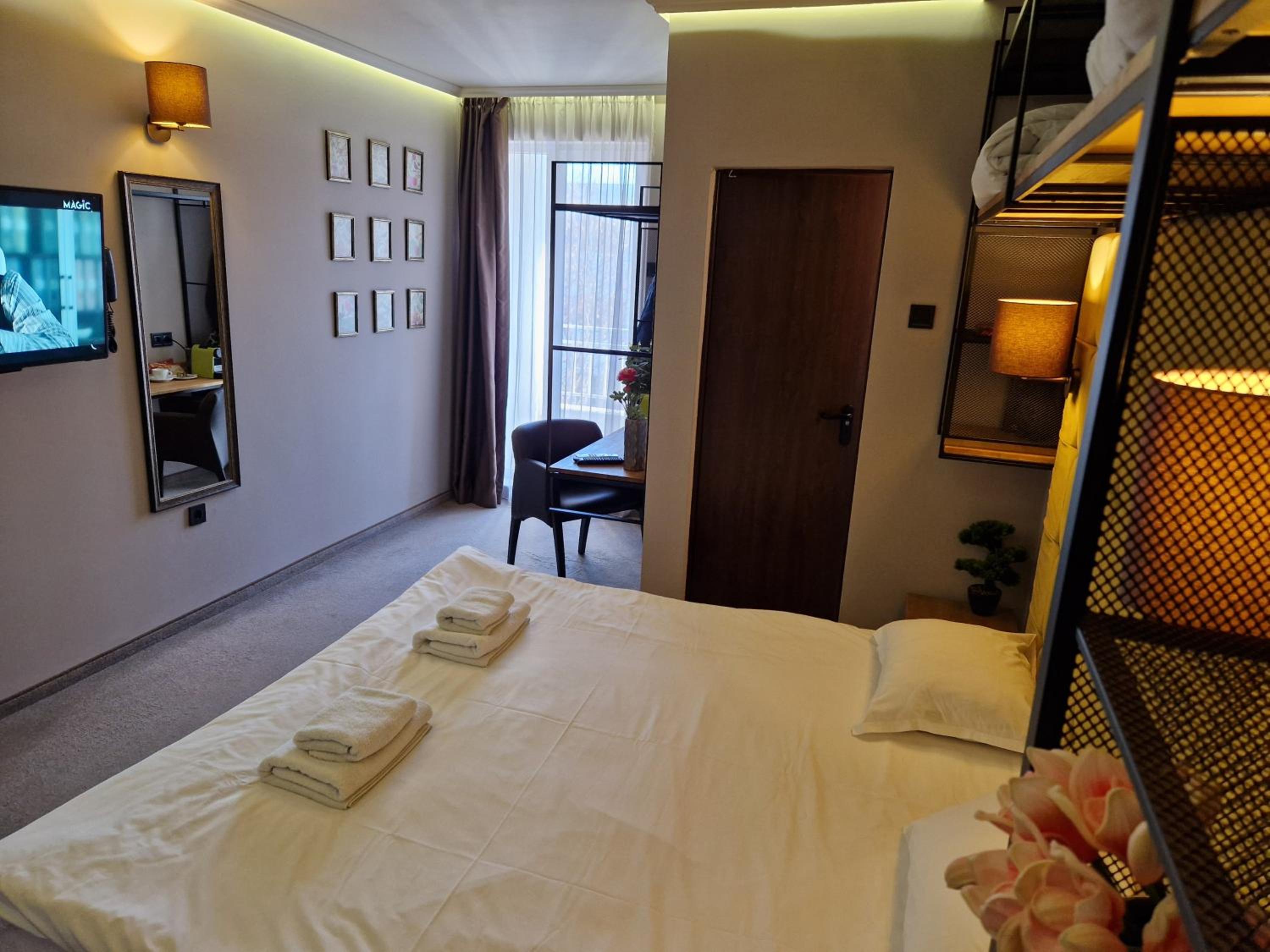 Deluxe Double Room with Balcony photo 3