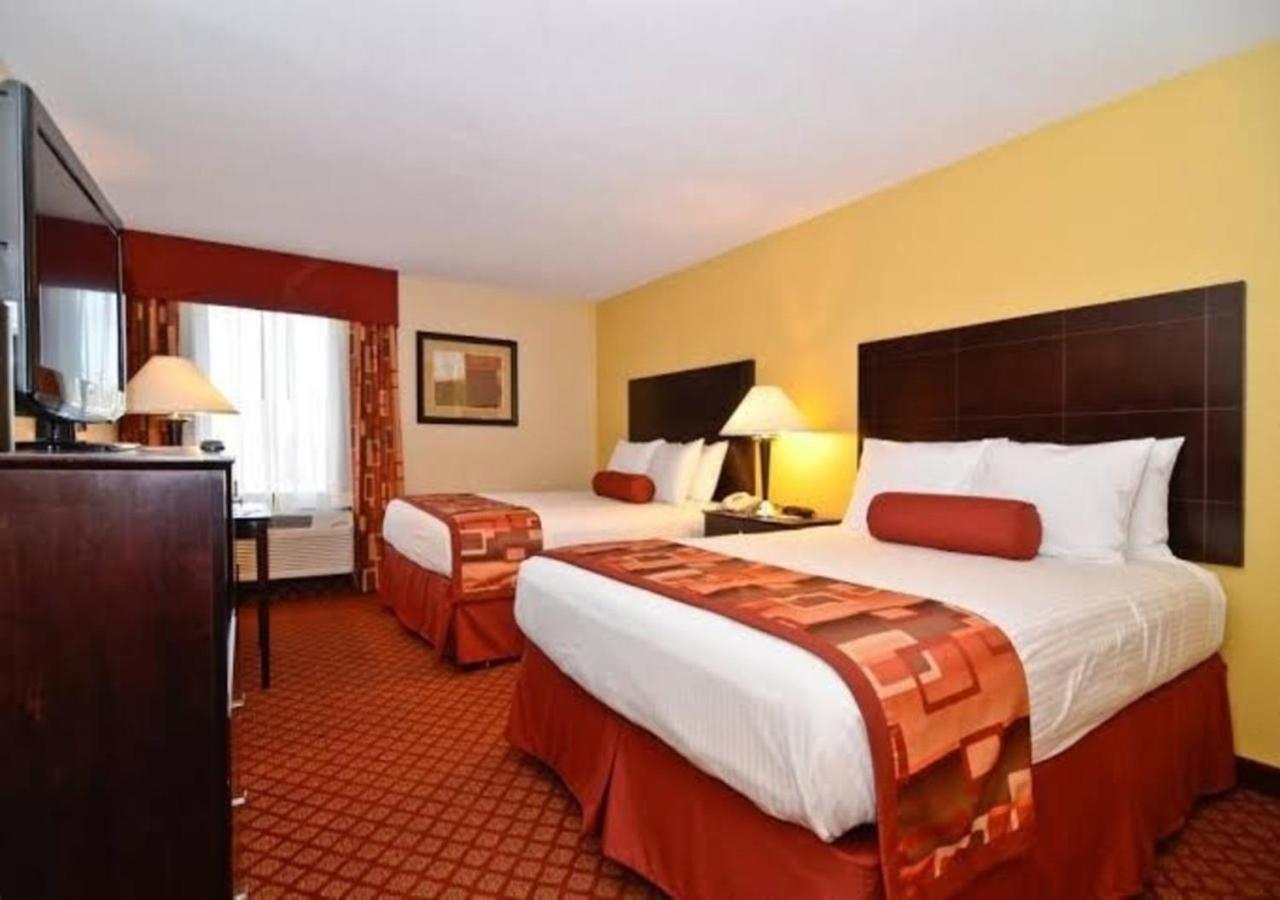 Queen Room with Two Queen Beds and Bath Tub - Disability Access/Non-Smoking  - Photo 2