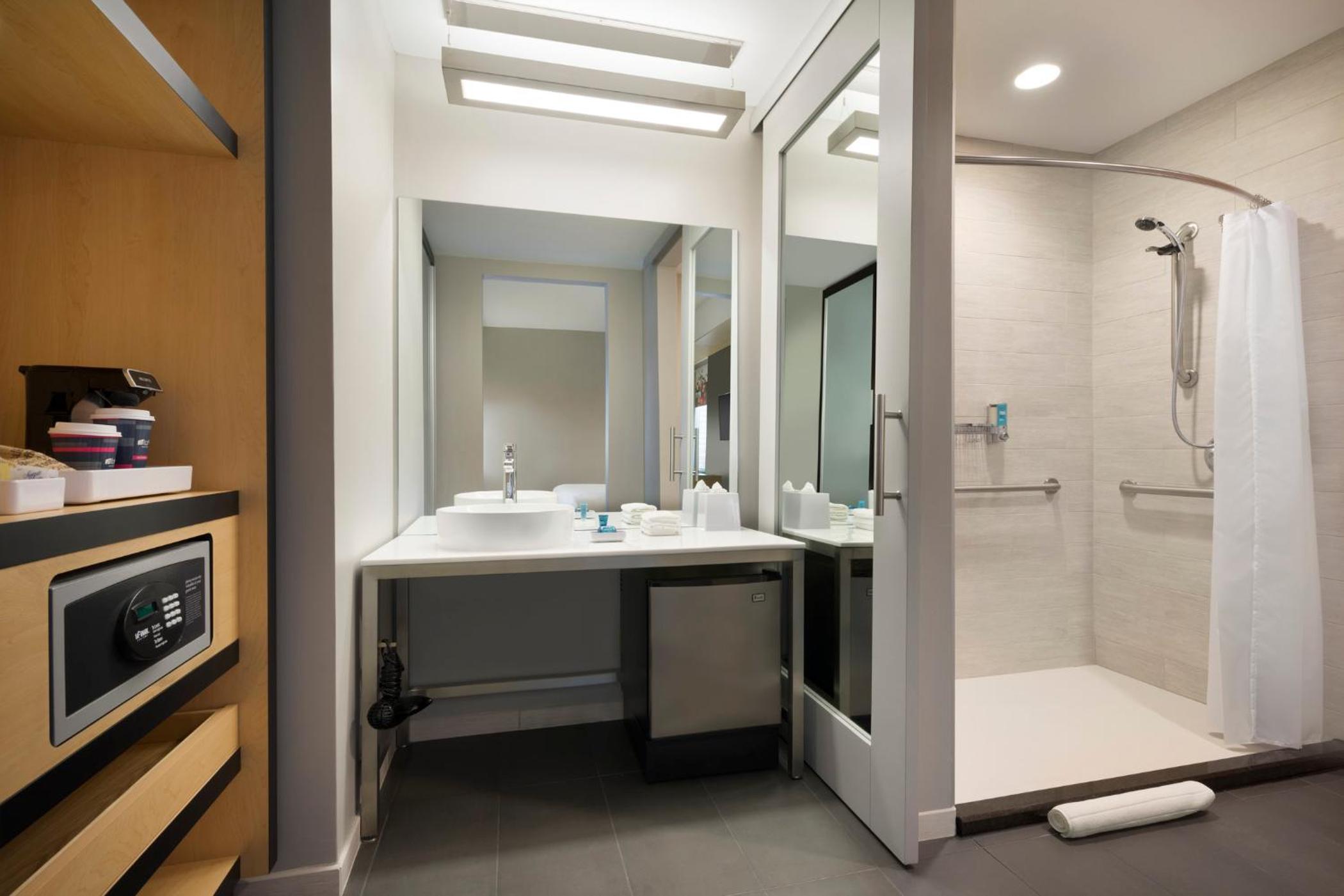 Corner King Room with City View and Roll-In Shower - Mobility Accessible photo 1