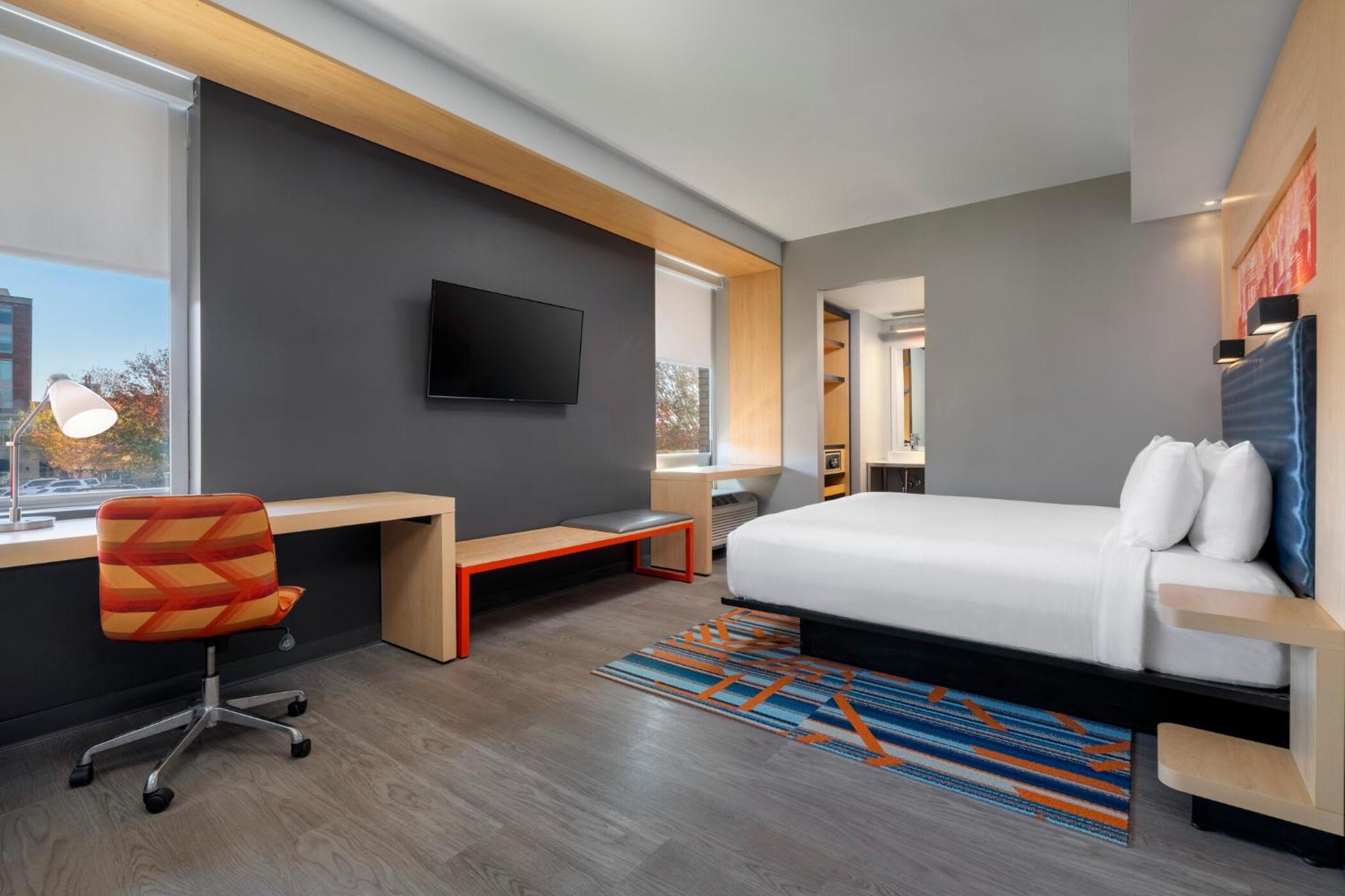 Corner King Room with City View and Roll-In Shower - Mobility Accessible photo 2