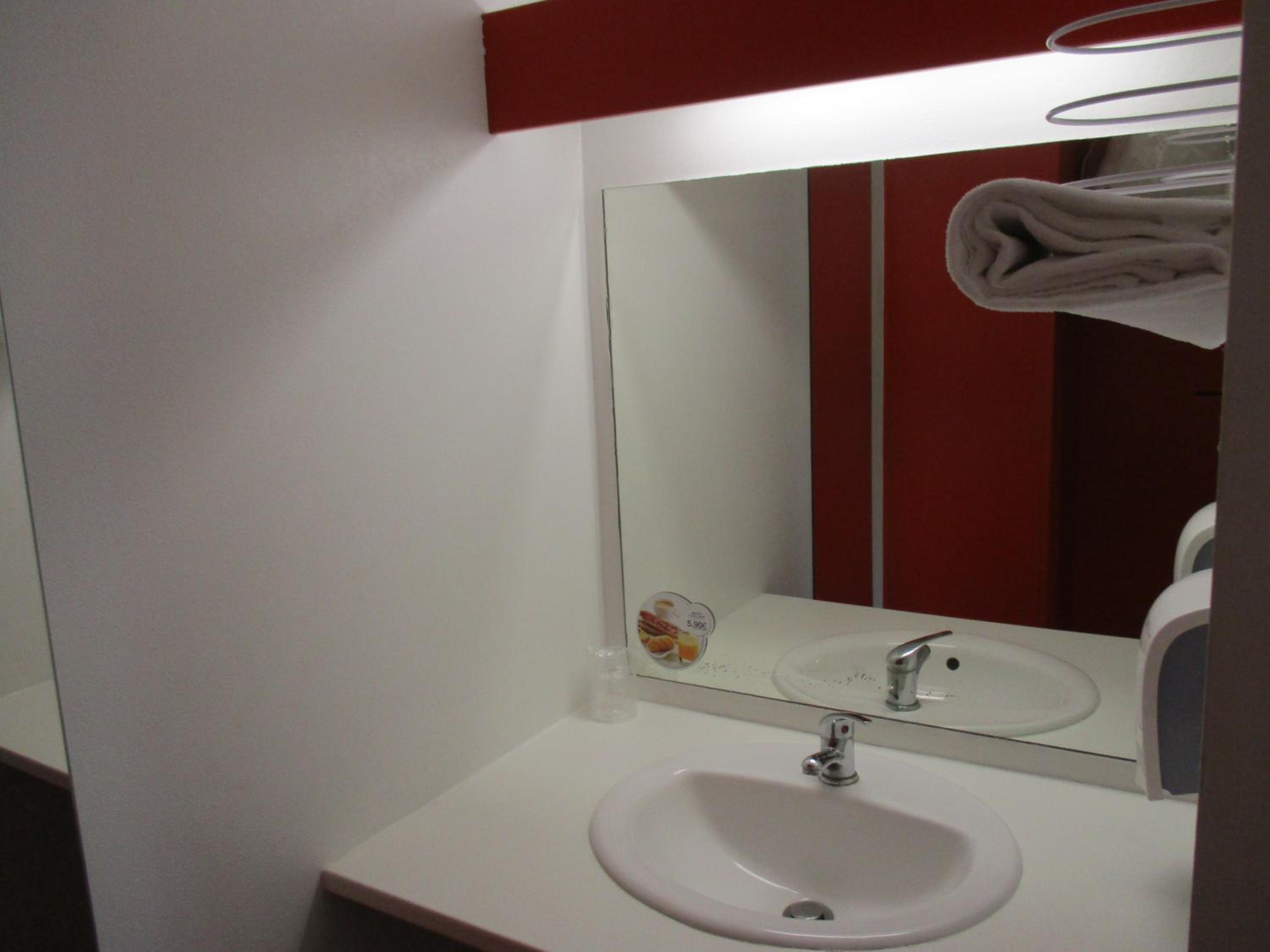 Twin Room - Photo 5