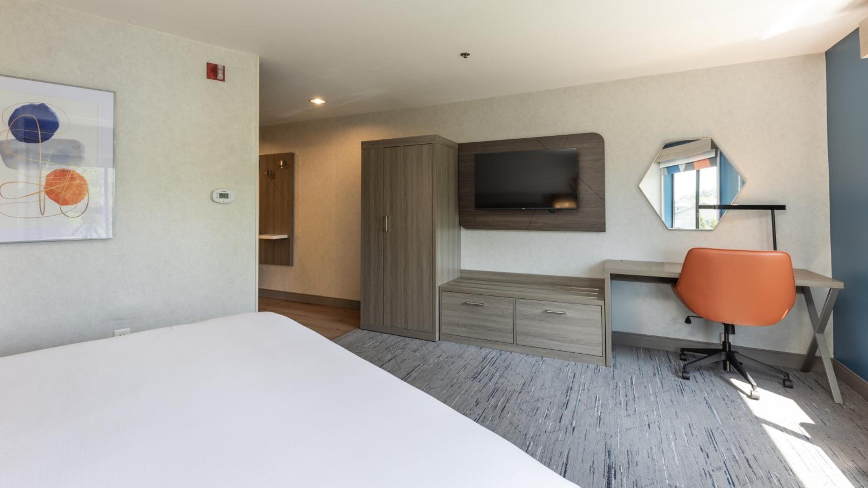 Standard King Room with Extra Floor Space - Photo 2