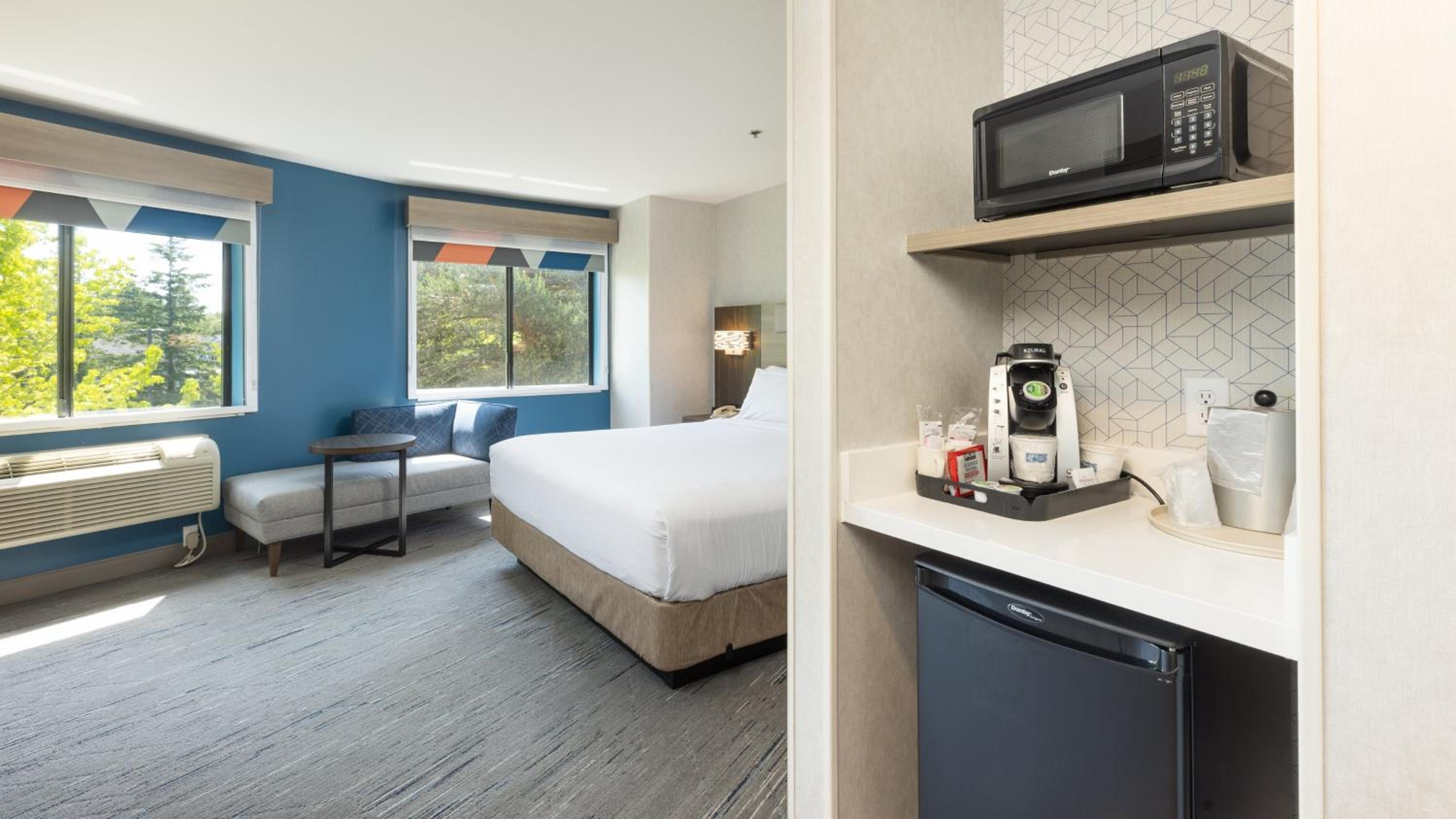 Standard King Room with Extra Floor Space - Photo 4