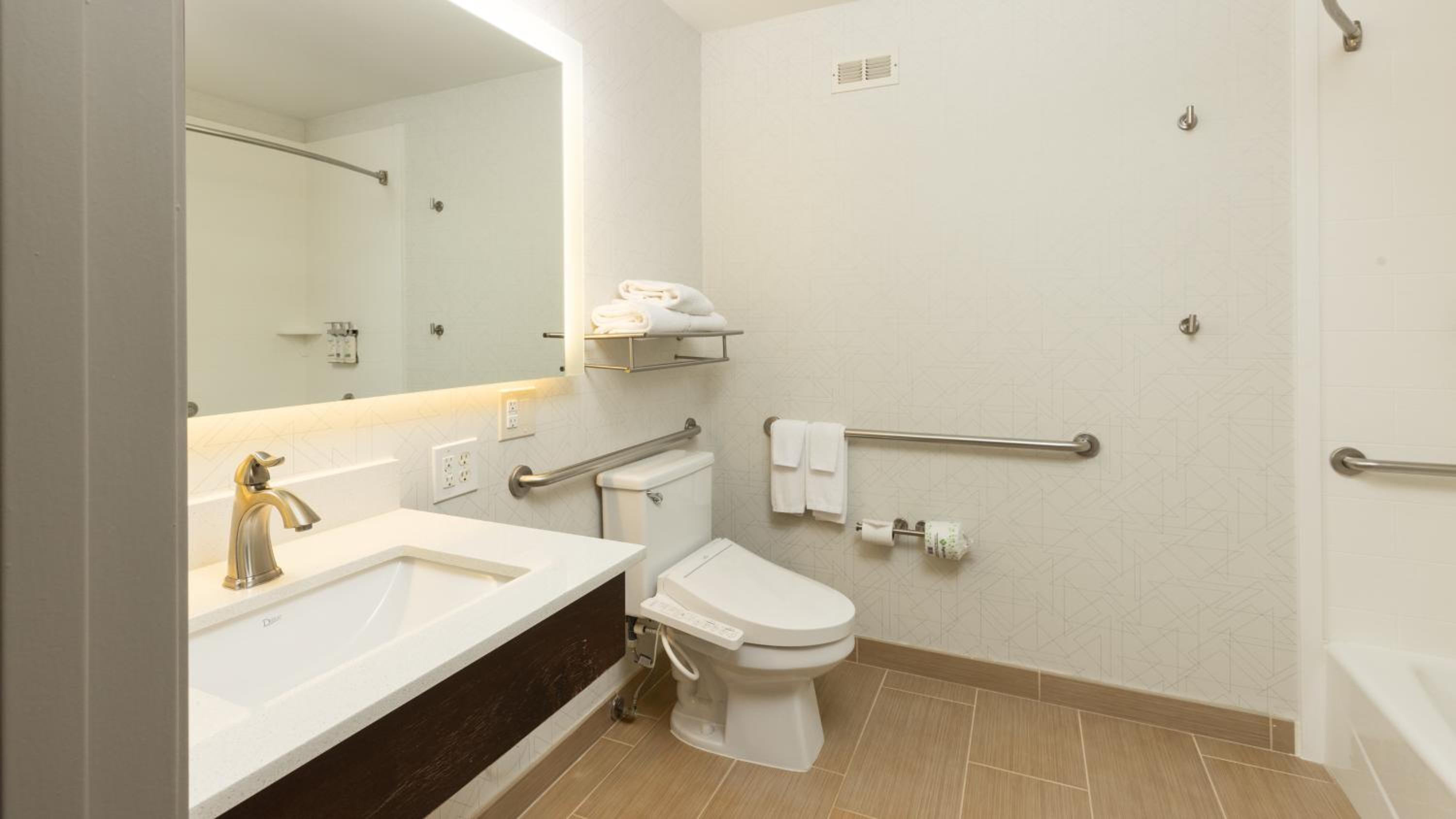 King Room - Mobility Access/Hearing Accessible - Photo 4