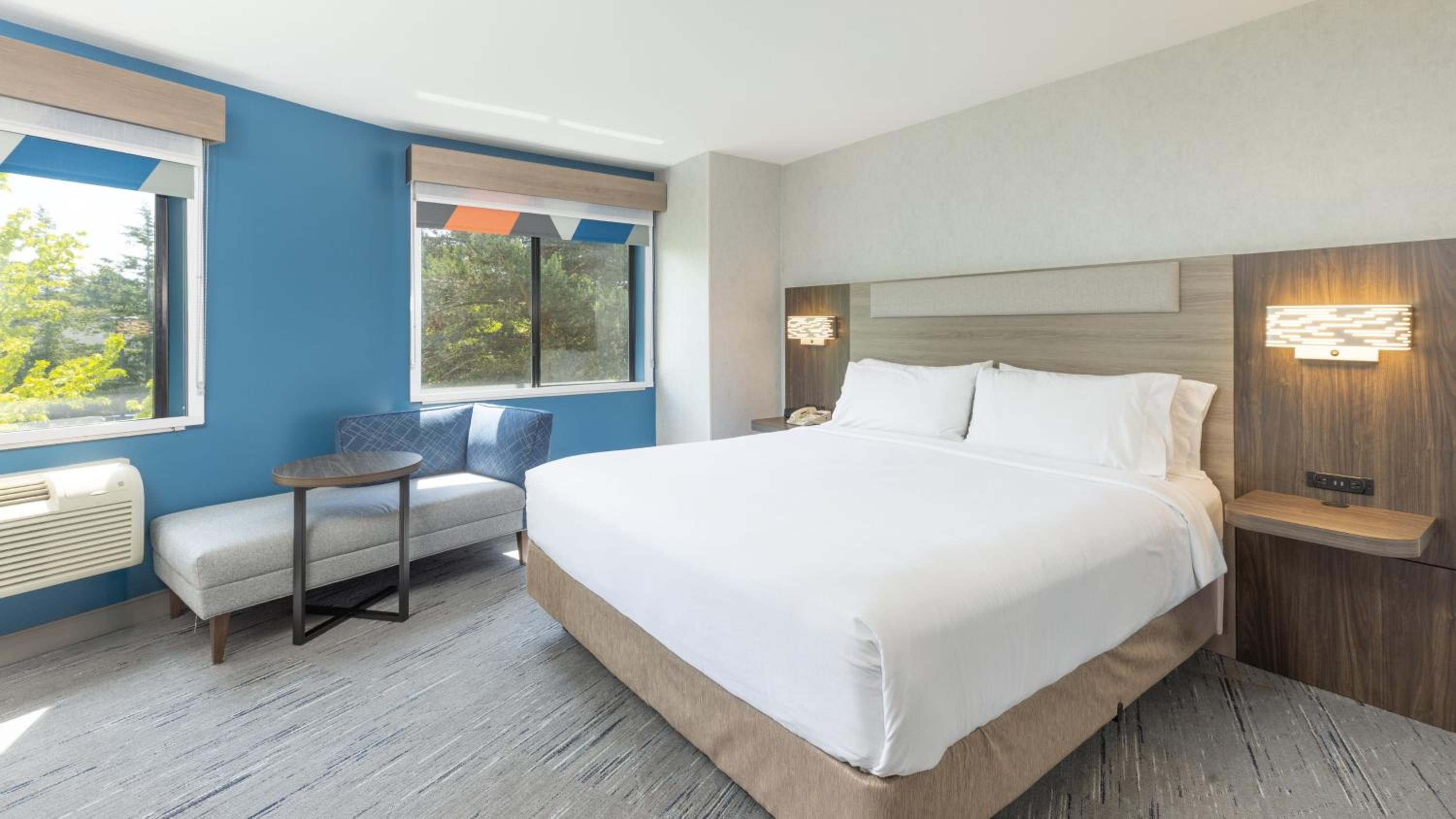 Standard King Room with Extra Floor Space - Photo 3