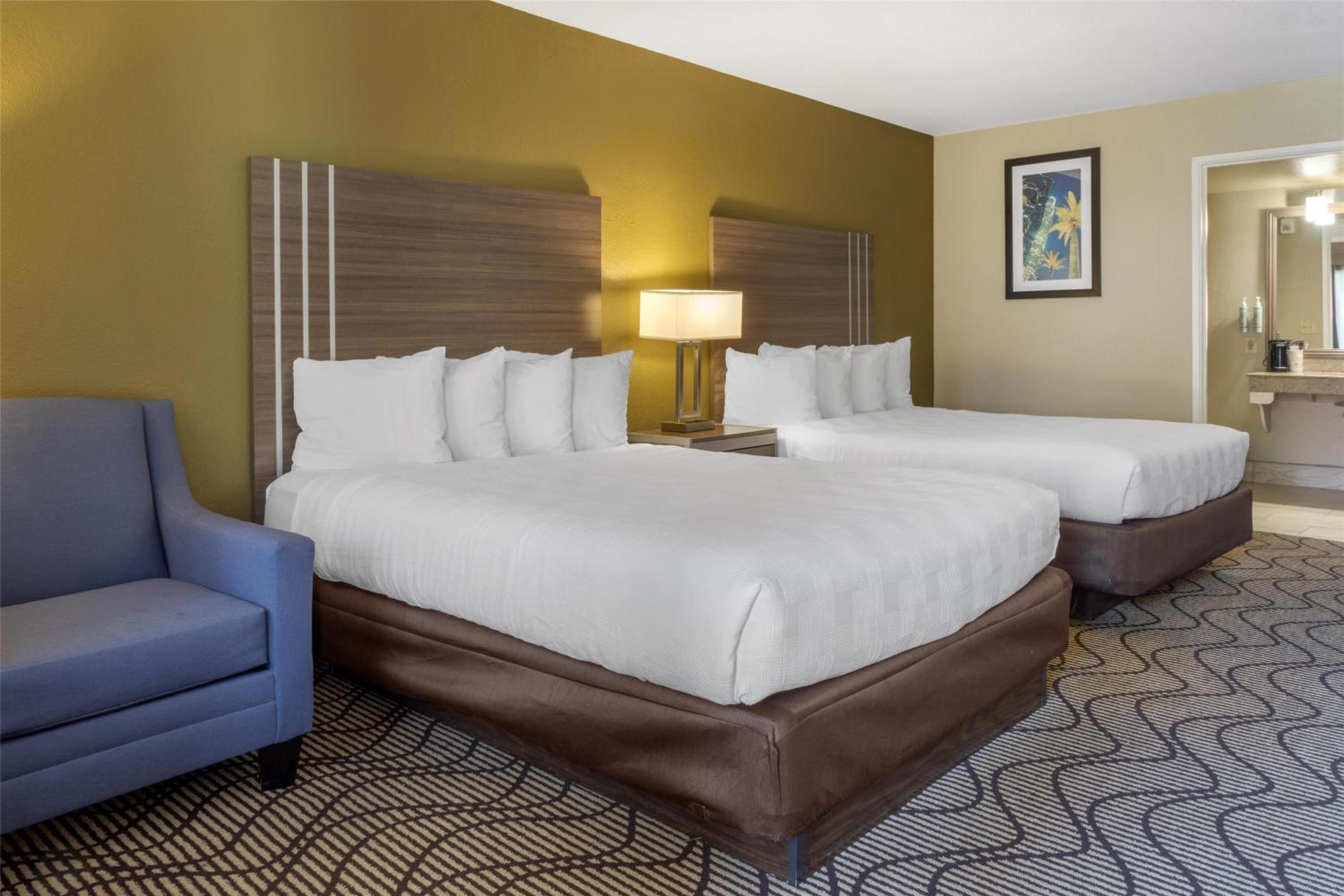 Queen Room with Two Queen Beds and Spa Bath - Non-Smoking photo 1