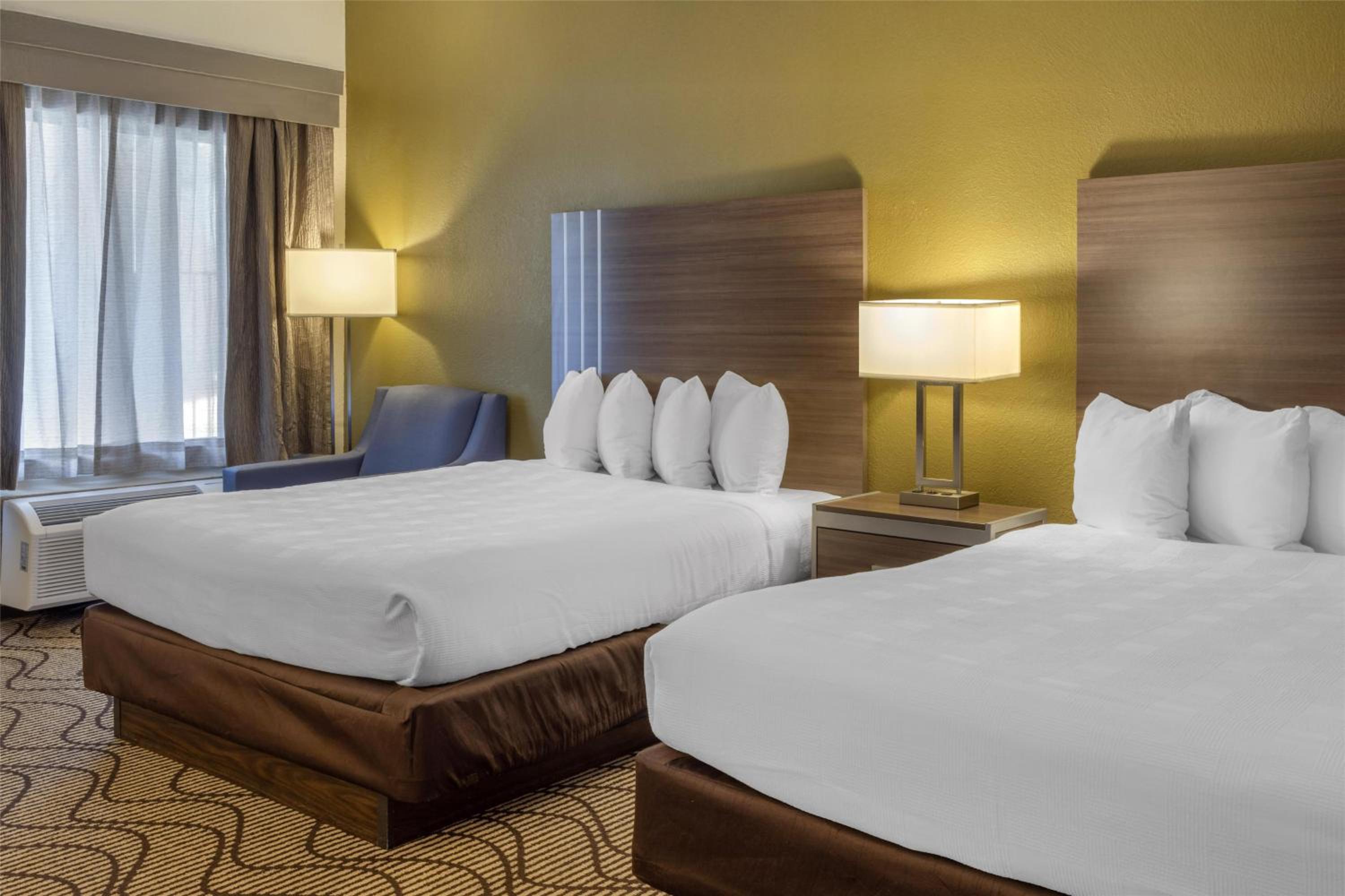 Queen Room with Two Queen Beds and Spa Bath - Non-Smoking photo 2