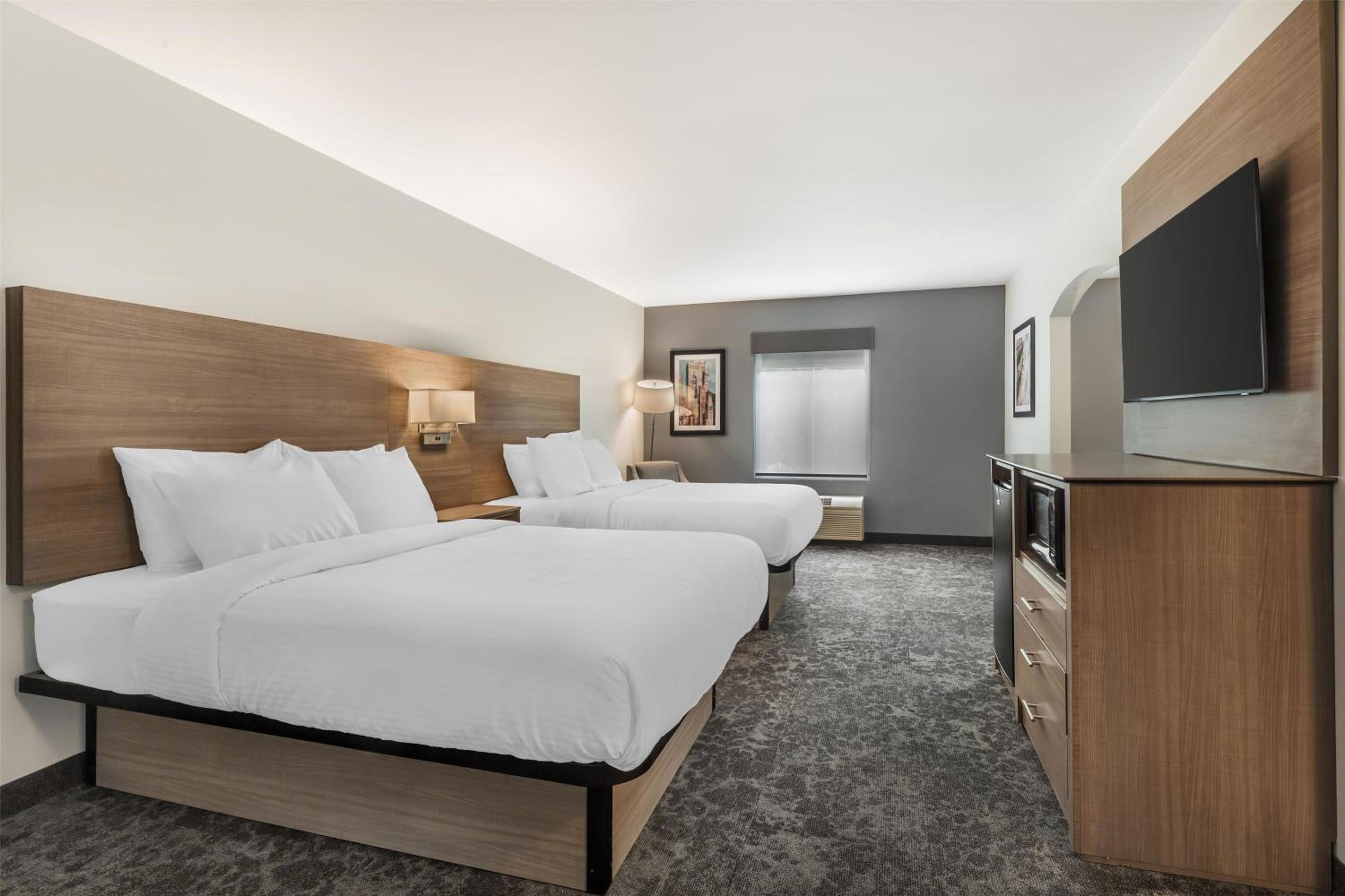 Queen Suite with Two Queen Beds and Sofa Bed - Non-Smoking - Photo 1