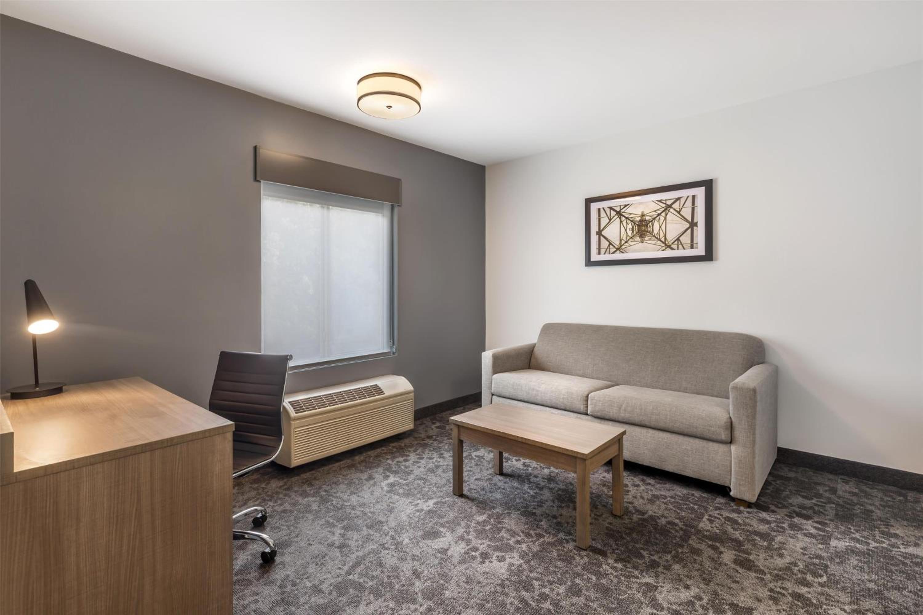 Queen Suite with Two Queen Beds and Sofa Bed - Non-Smoking - Photo 2