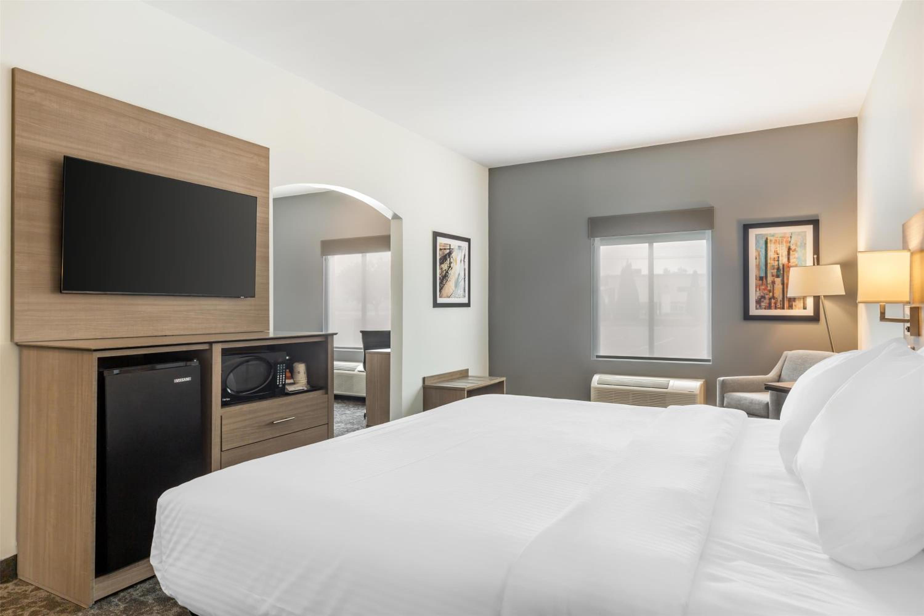 King Suite with Roll-In Shower and Sofa Bed - Disability Access/Non-Smoking photo 2