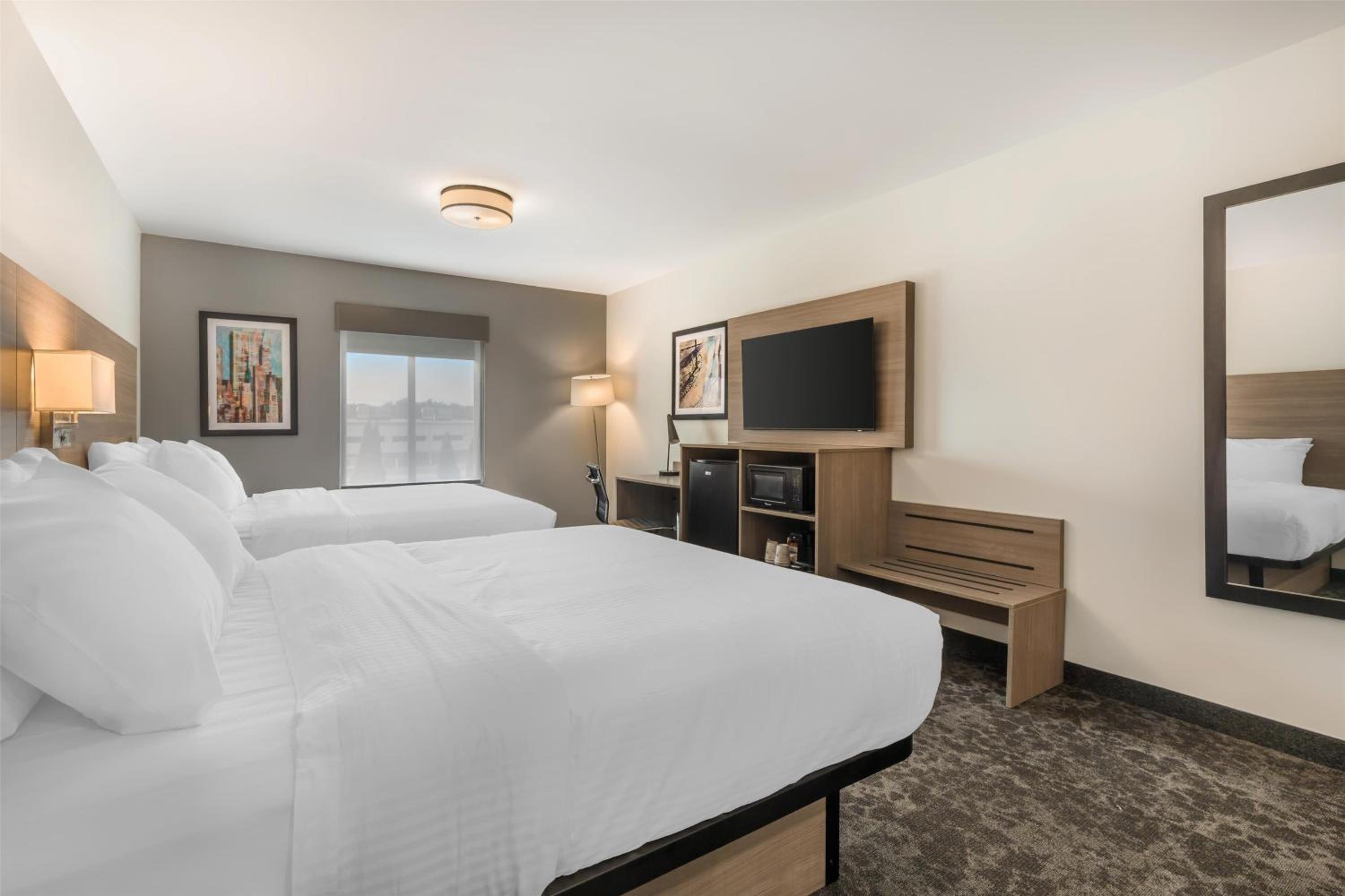 Queen Room with Two Queen Beds - Non-Smoking - Photo 2