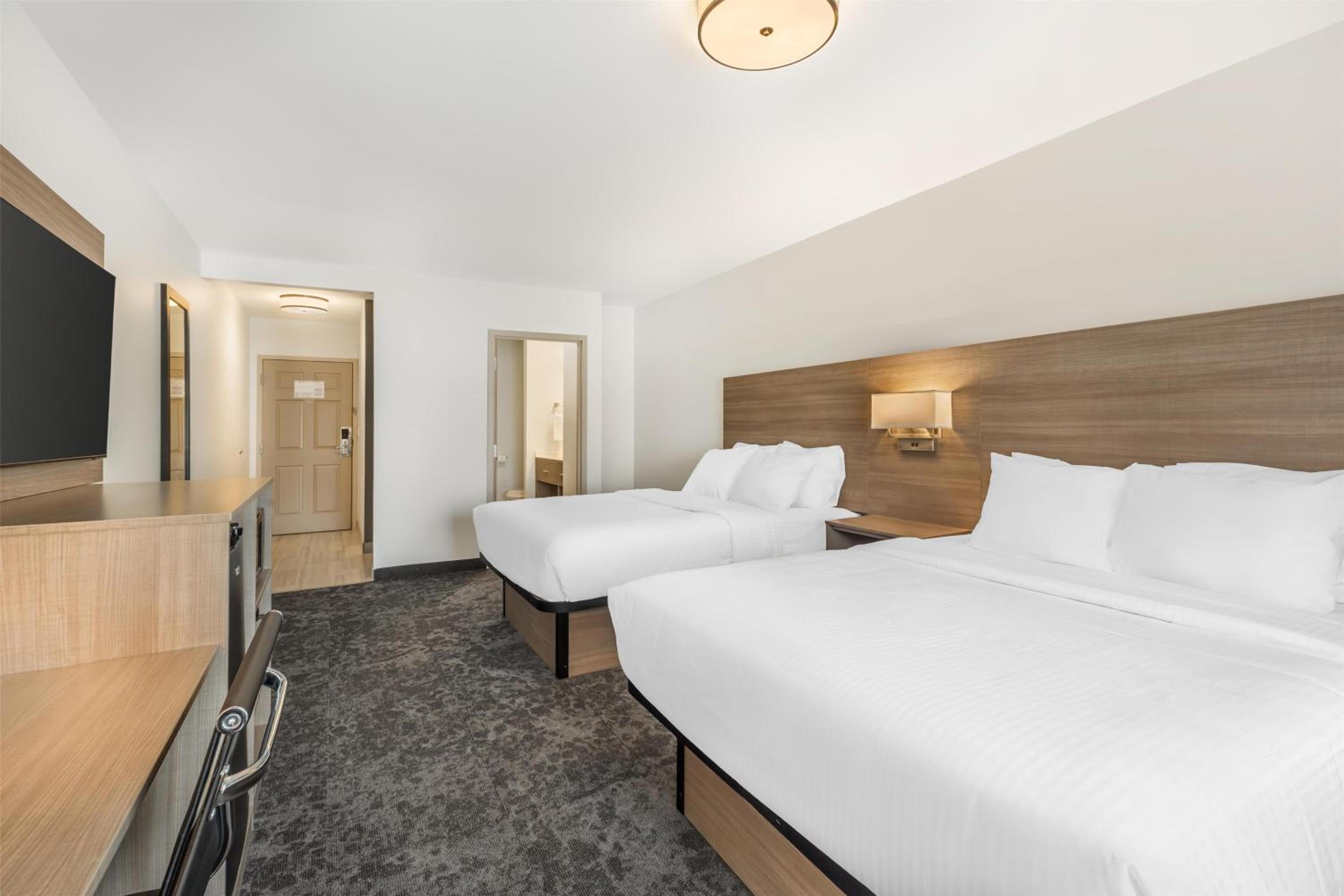 Queen Room with Two Queen Beds - Non-Smoking - Photo 3