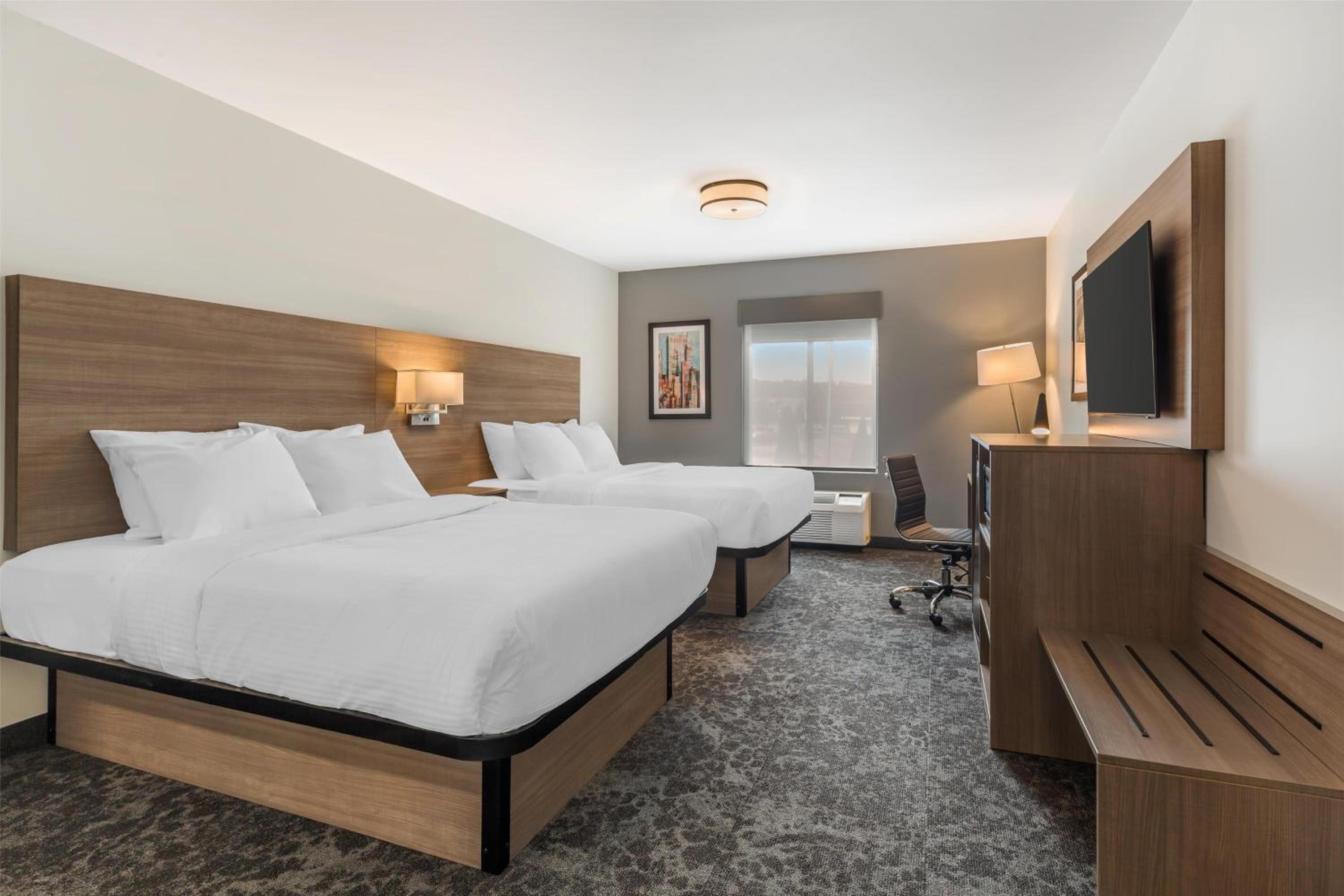 Queen Room with Two Queen Beds - Non-Smoking - Photo 4