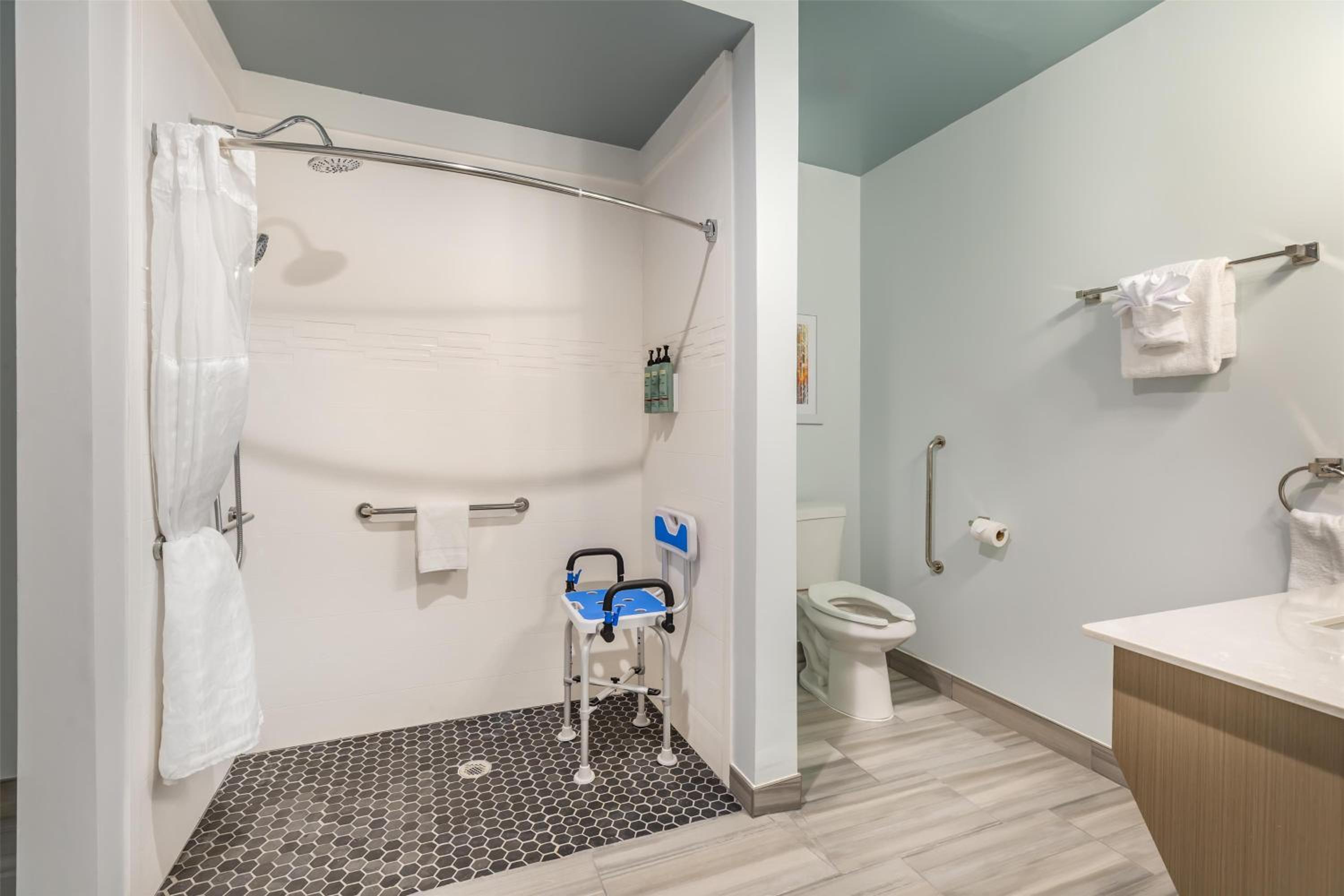 Queen Suite with Two Queen Beds, Roll-In Shower and Sofa Bed - Disability Access/Non-Smoking - Photo 4