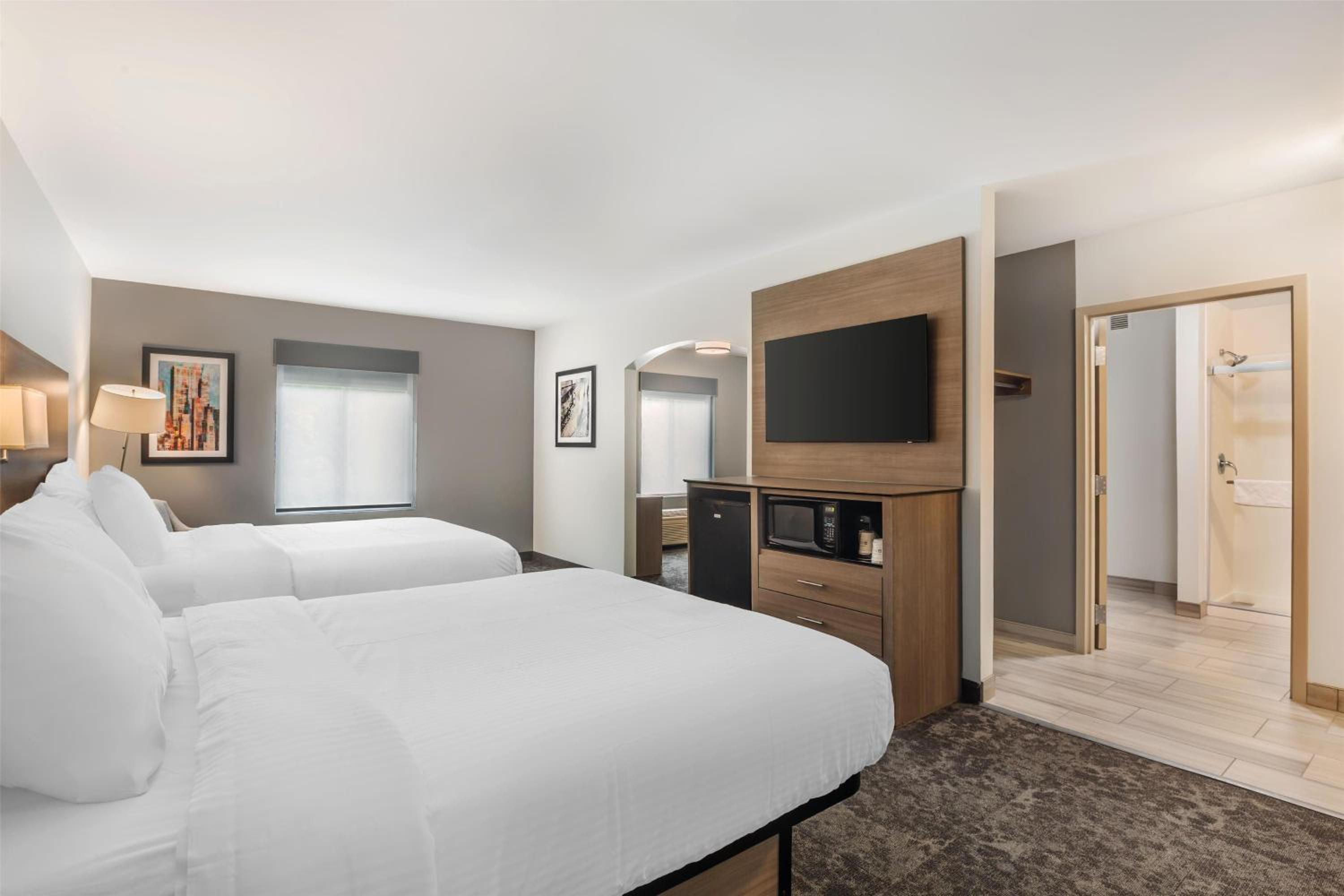 Queen Suite with Two Queen Beds and Sofa Bed - Non-Smoking - Photo 4