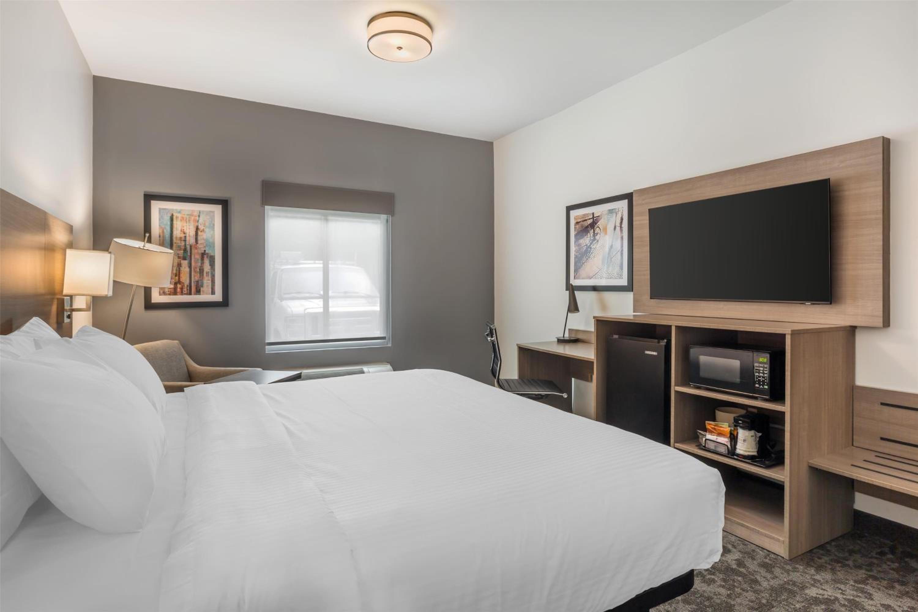 King Room with Roll-in Shower - Disability Access/Non-Smoking - Photo 4