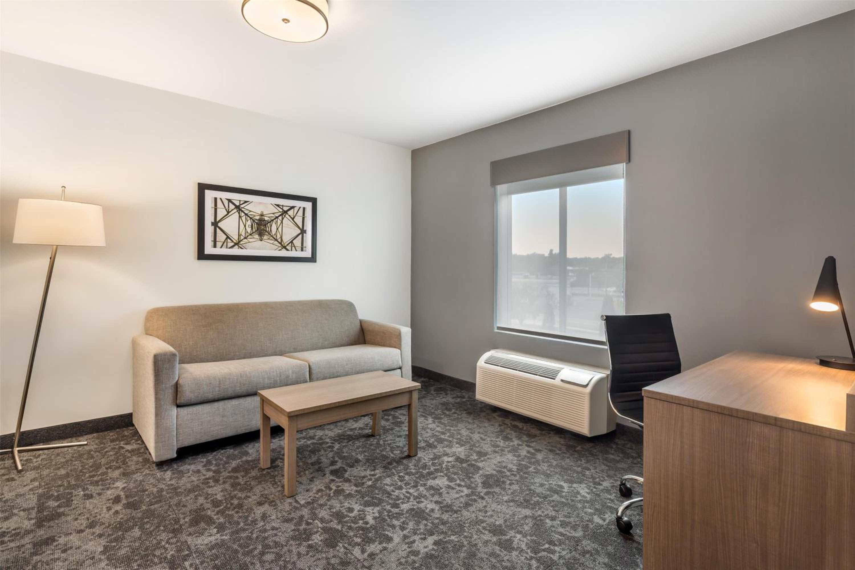 King Suite with Sofa Bed - Non-Smoking - Photo 4