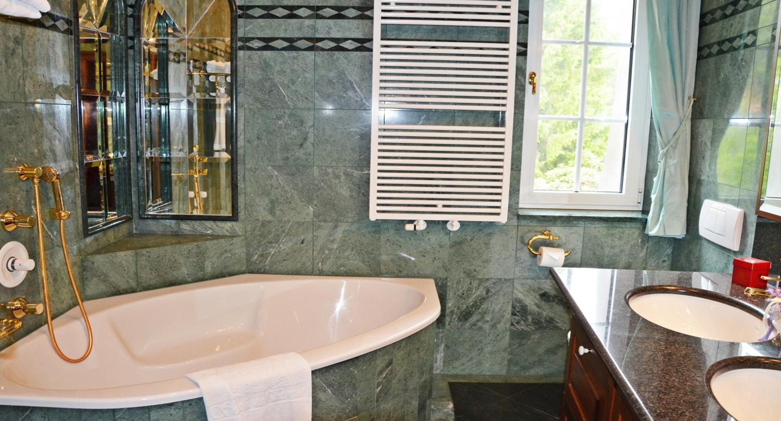 Deluxe Double Room with Balcony - Photo 4