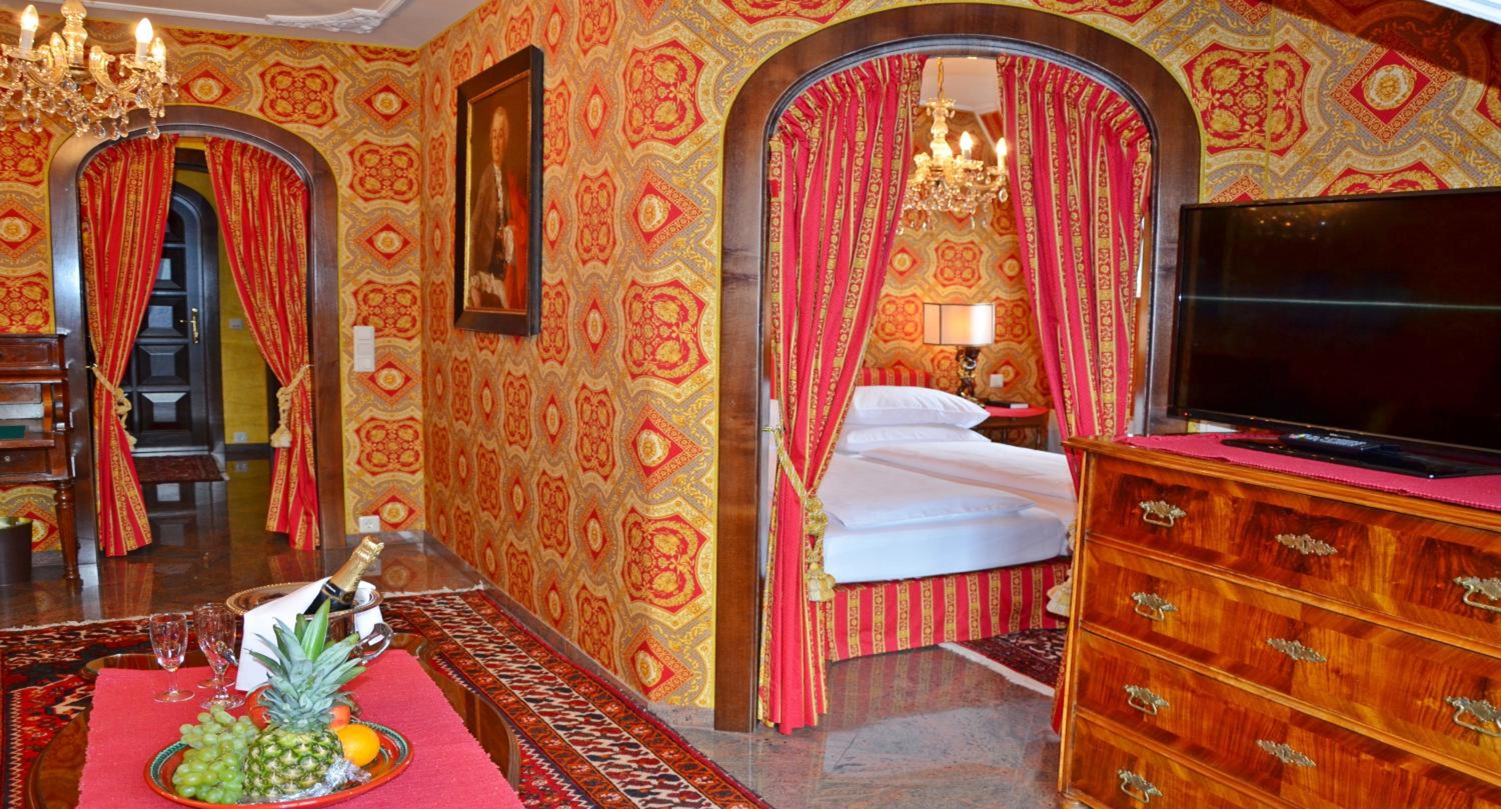 Two-Bedroom Suite "Versace" - Photo 7