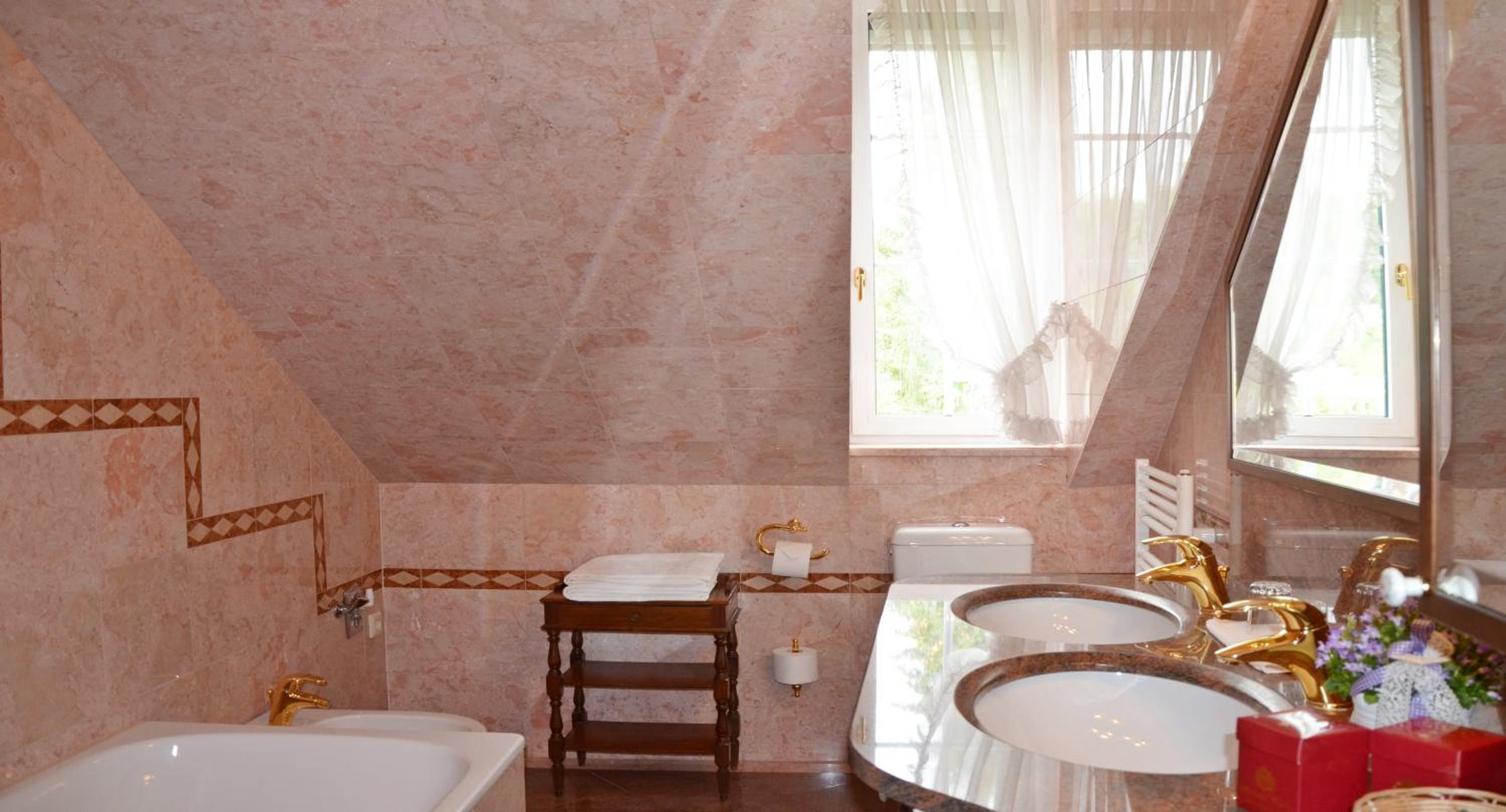 Two-Bedroom Suite "Versace" - Photo 8