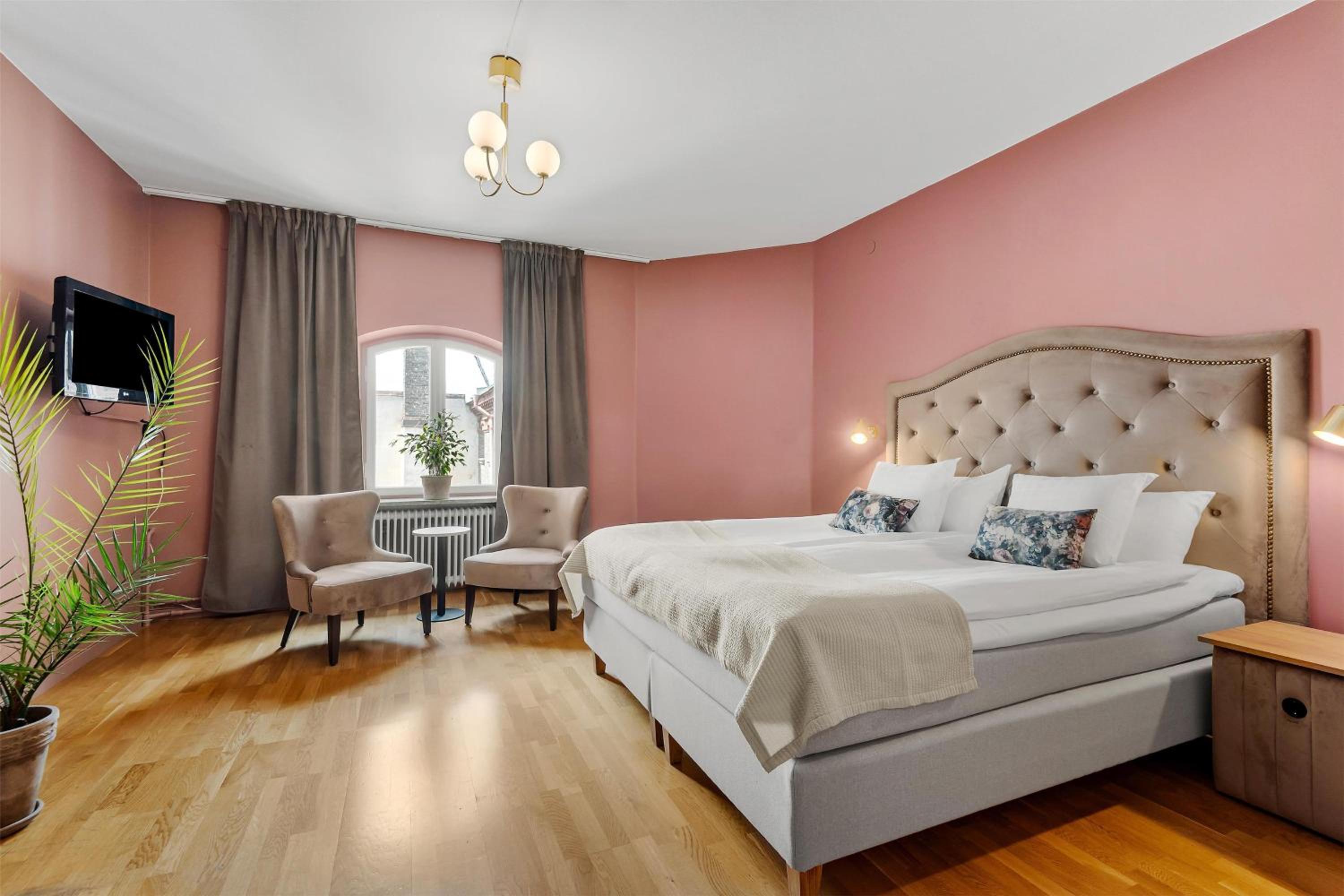 Deluxe King Room - Non-Smoking - Photo 1