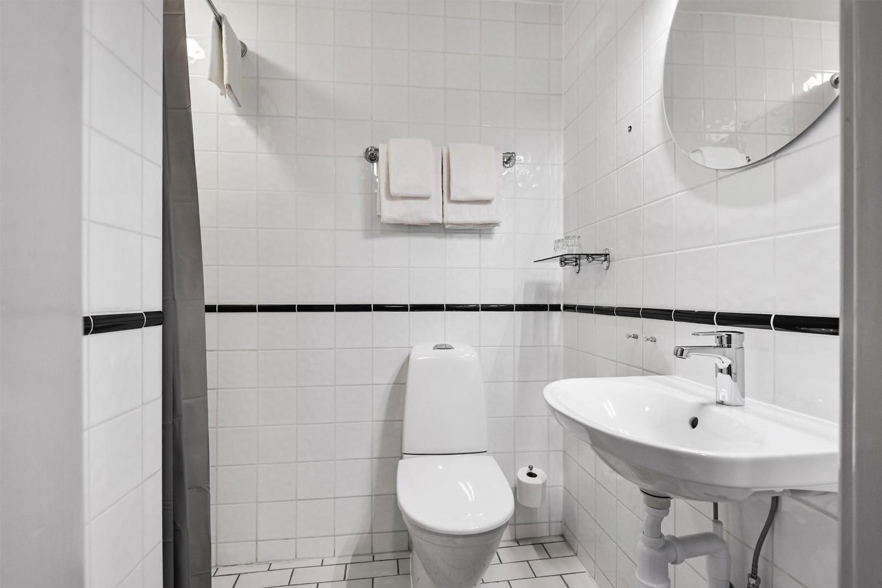 Deluxe King Room - Non-Smoking - Photo 5