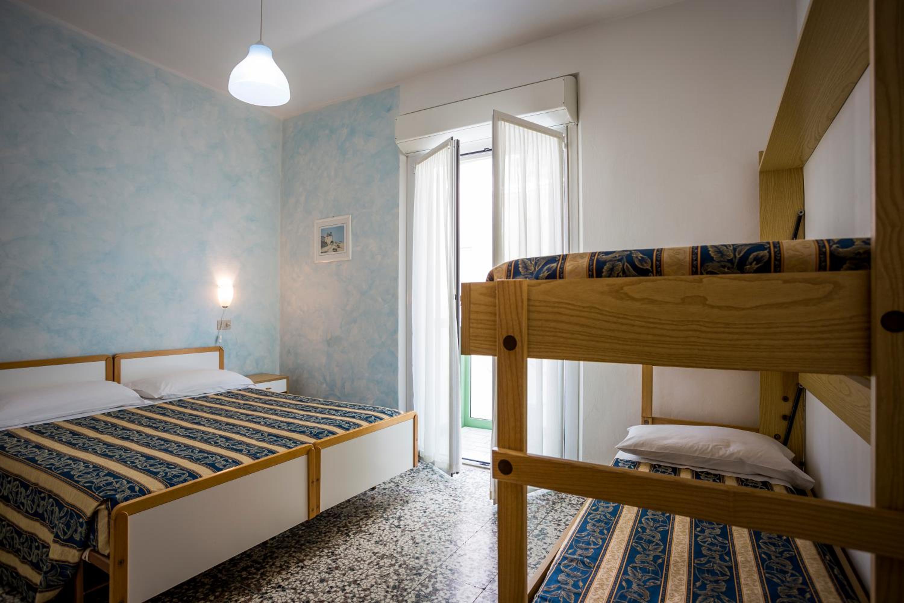 Quadruple Room with Private Bathroom photo 1