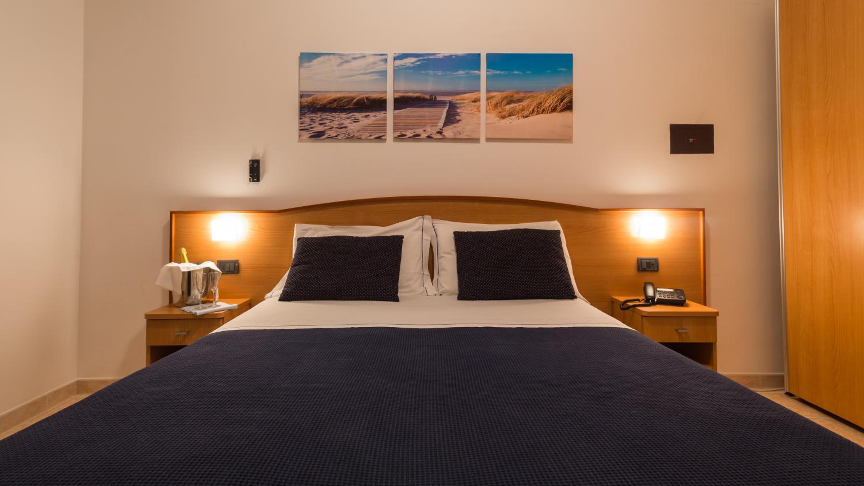 Double Room with Balcony - Photo 7