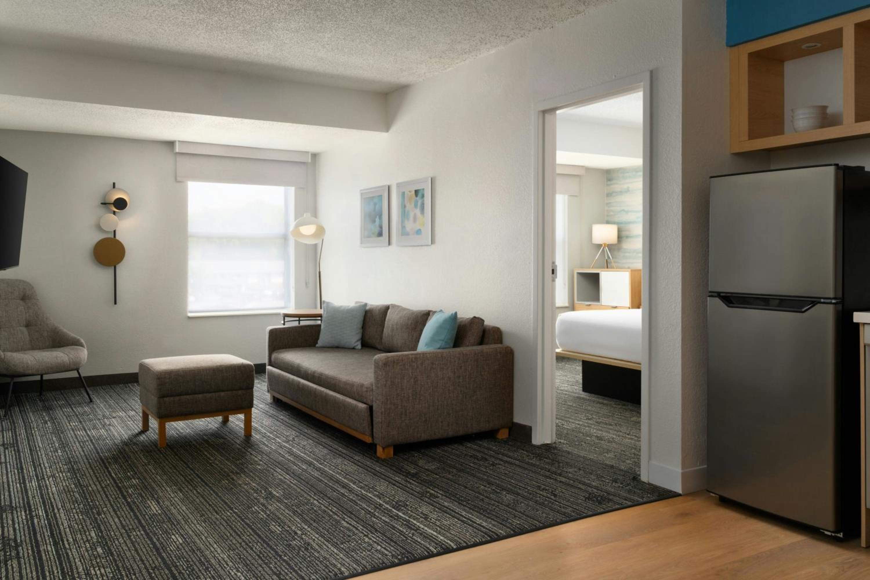 Two-Bedroom Suite with Adapted Tub - Mobility and Hearing Accessible