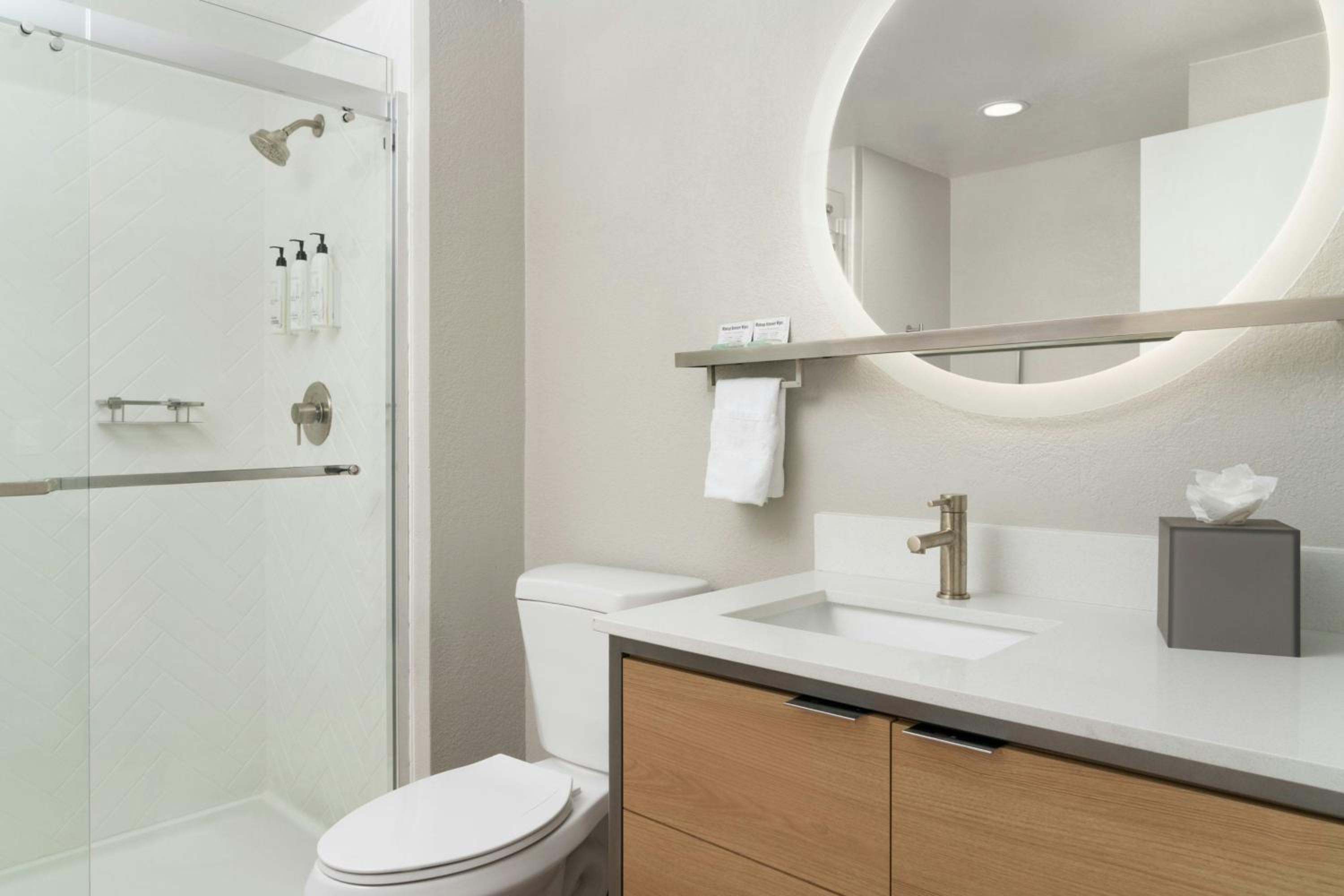 Studio Queen Room with Non-Private Sofa Bed and Tub - Mobility/Hearing Accessible - Photo 3