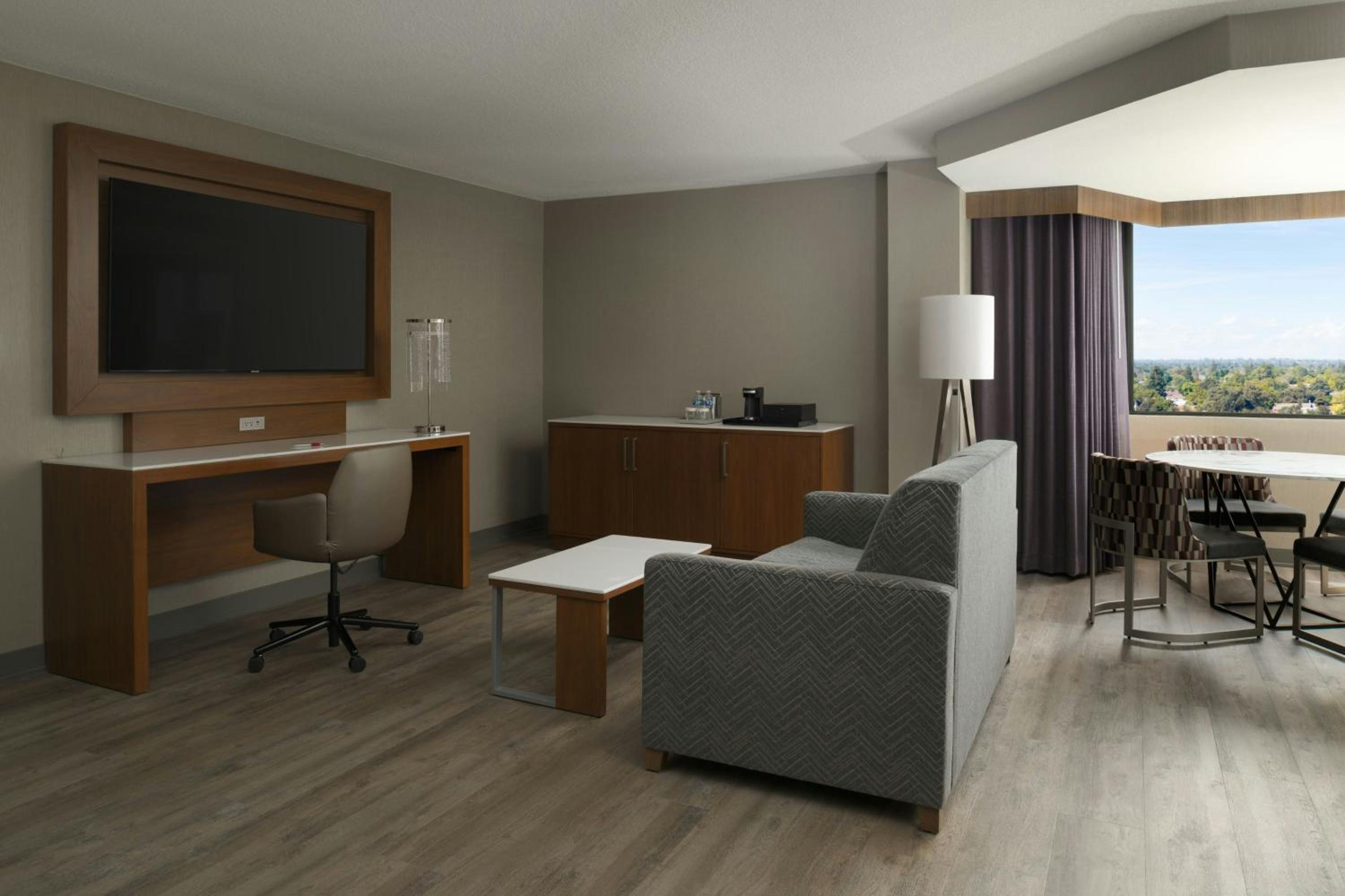 1 King Bed, Sofa Bed, Junior Suite - Photo 5