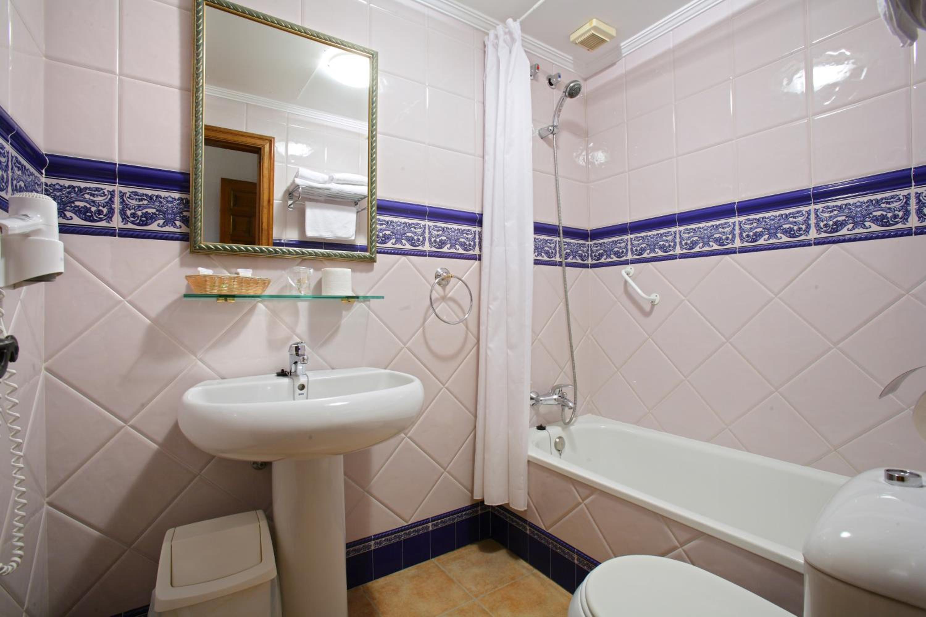 Double or Twin Room - Photo 23