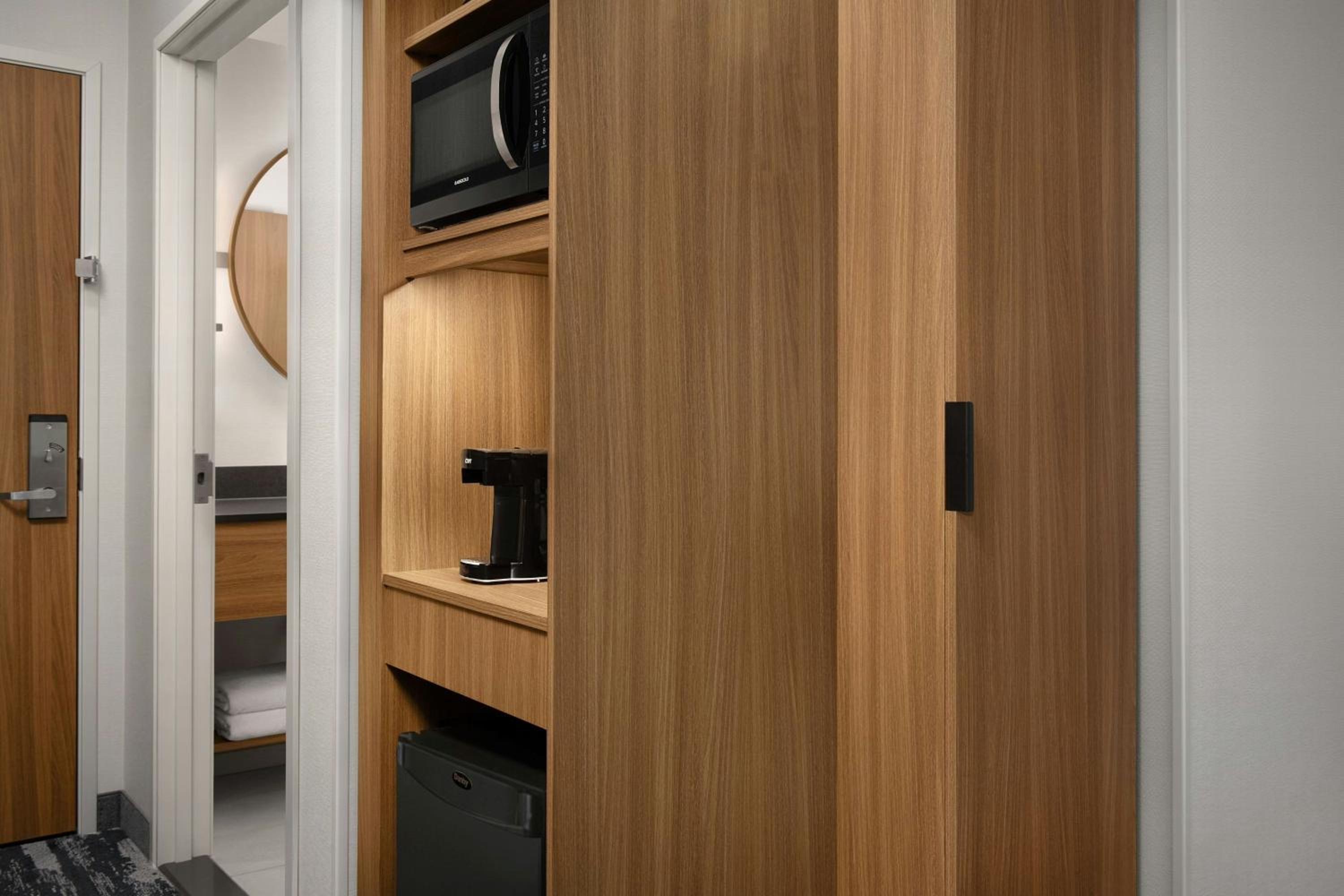 Standard Queen Room With Two Queen Beds - Hearing Accessible