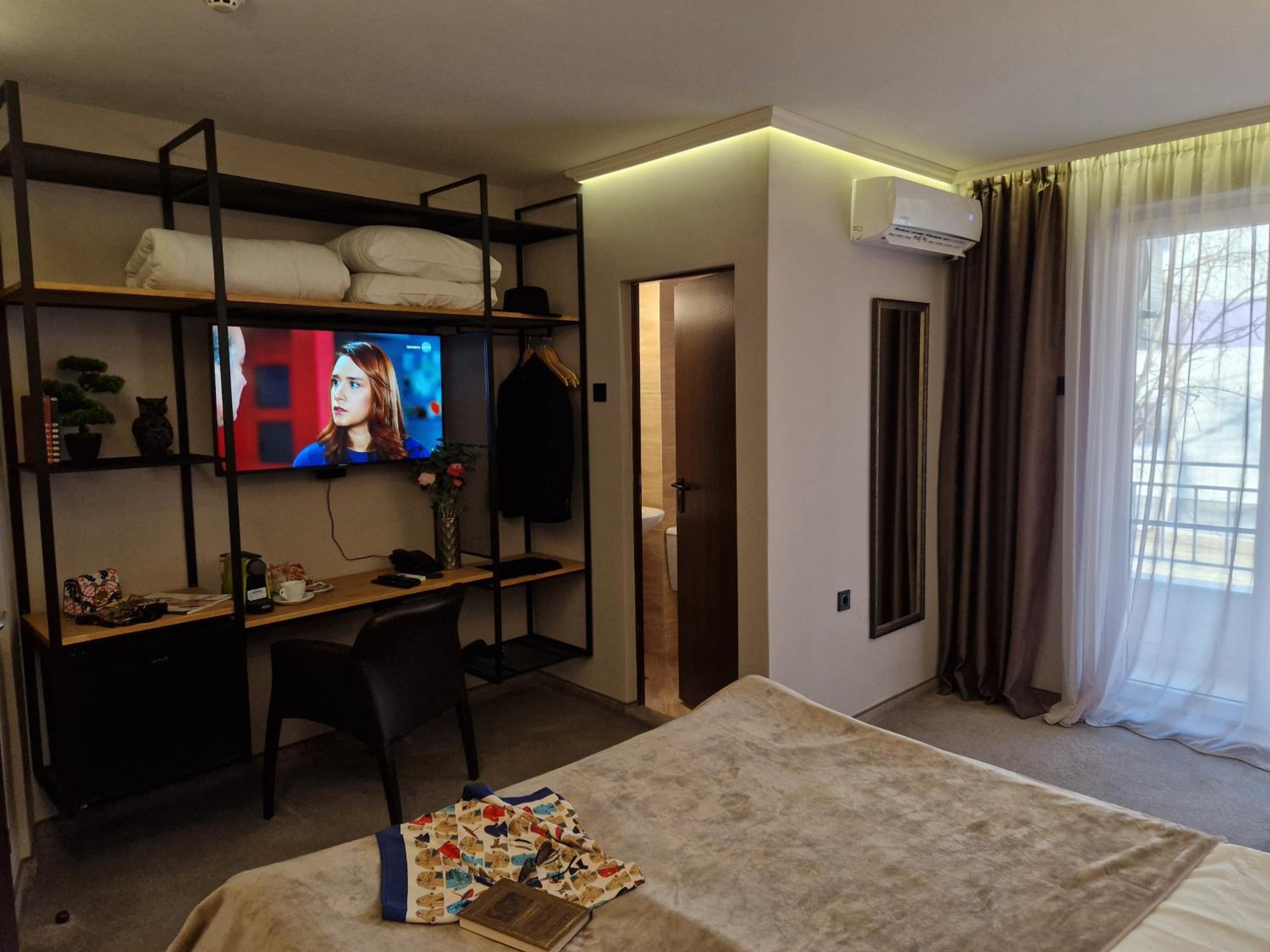 Deluxe Double Room with Balcony photo 2