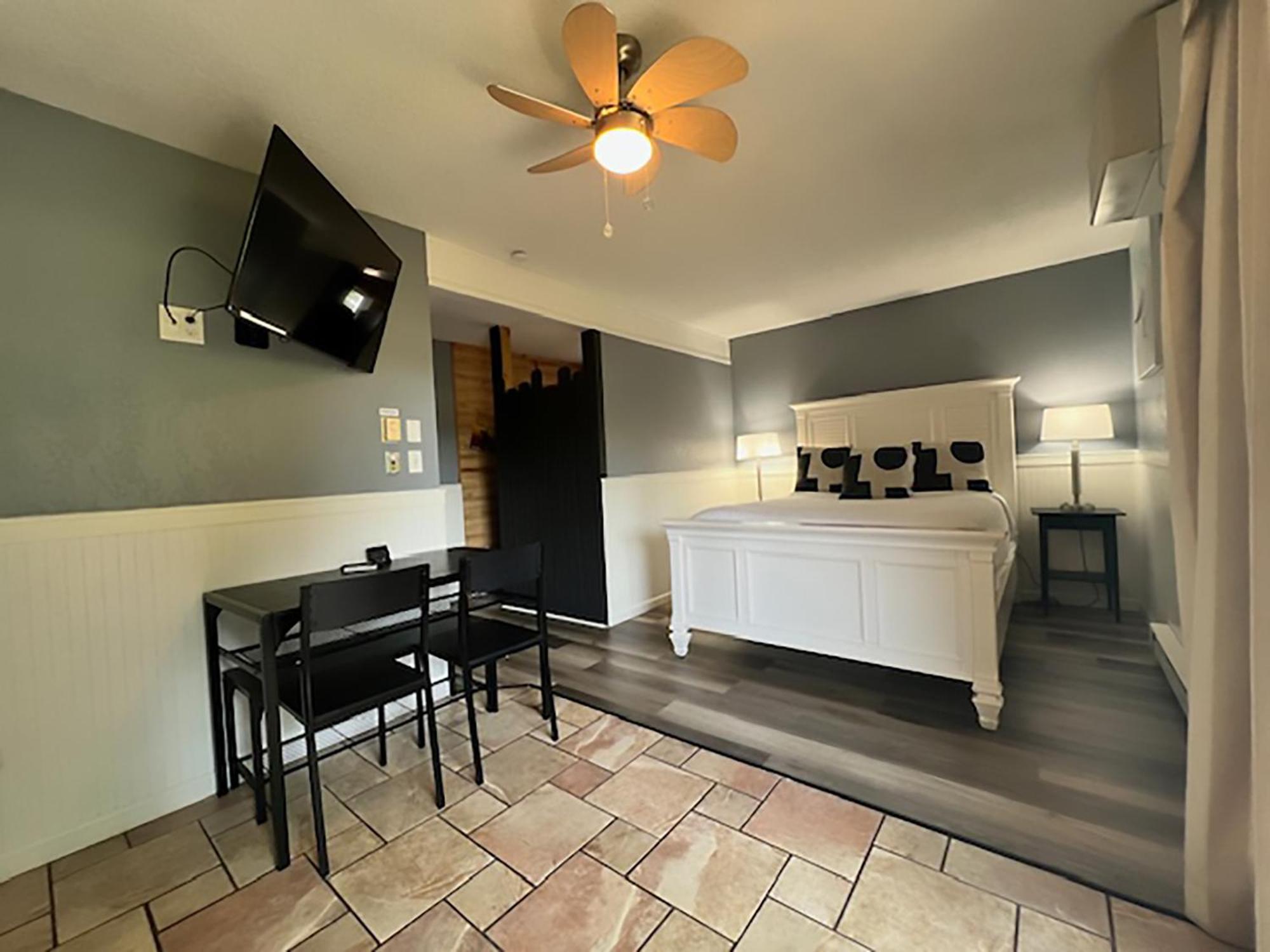 One-Bedroom Studio with Kitchenette and Patio - Non-Smoking photo 2