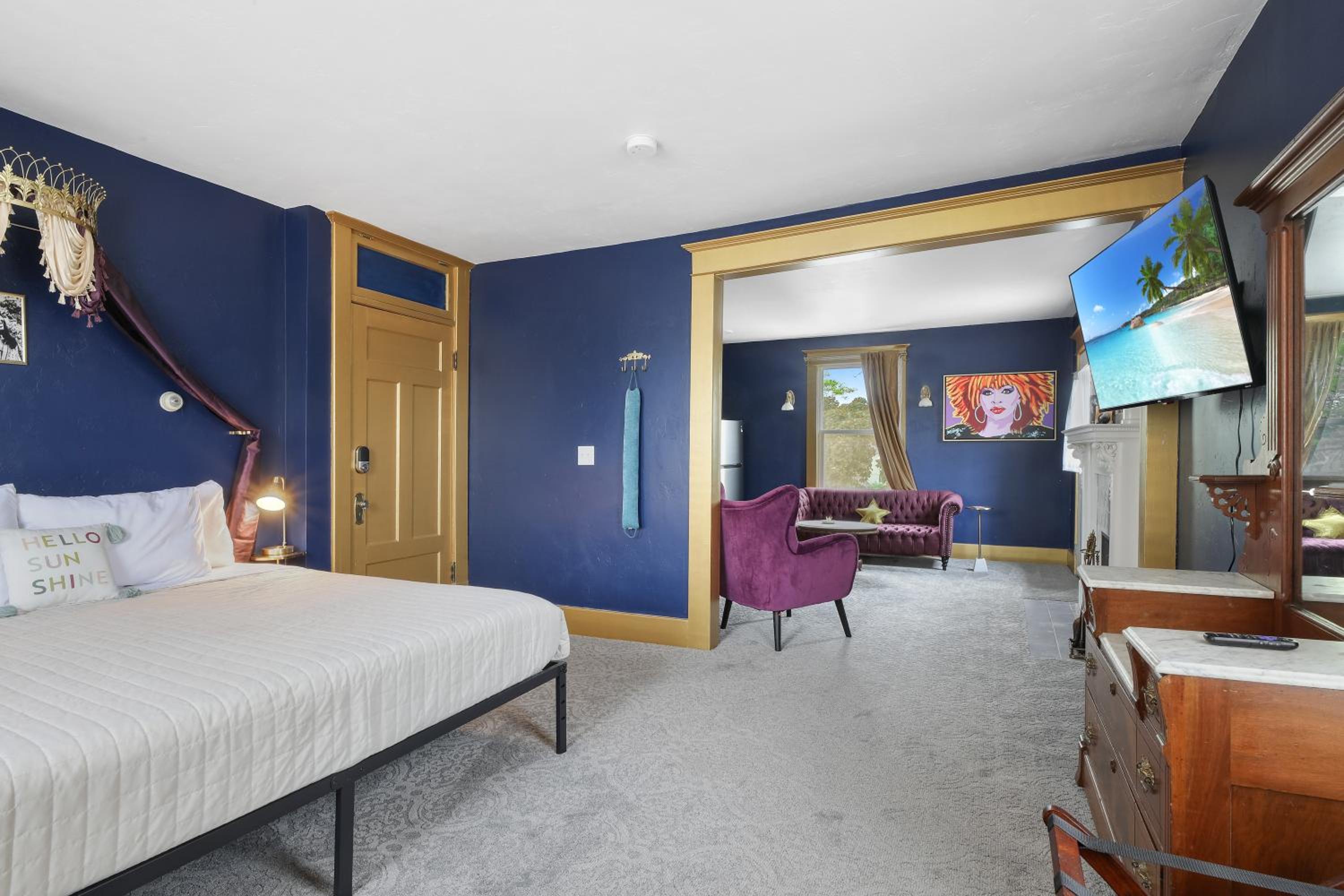 Deluxe King Suite photo 3
