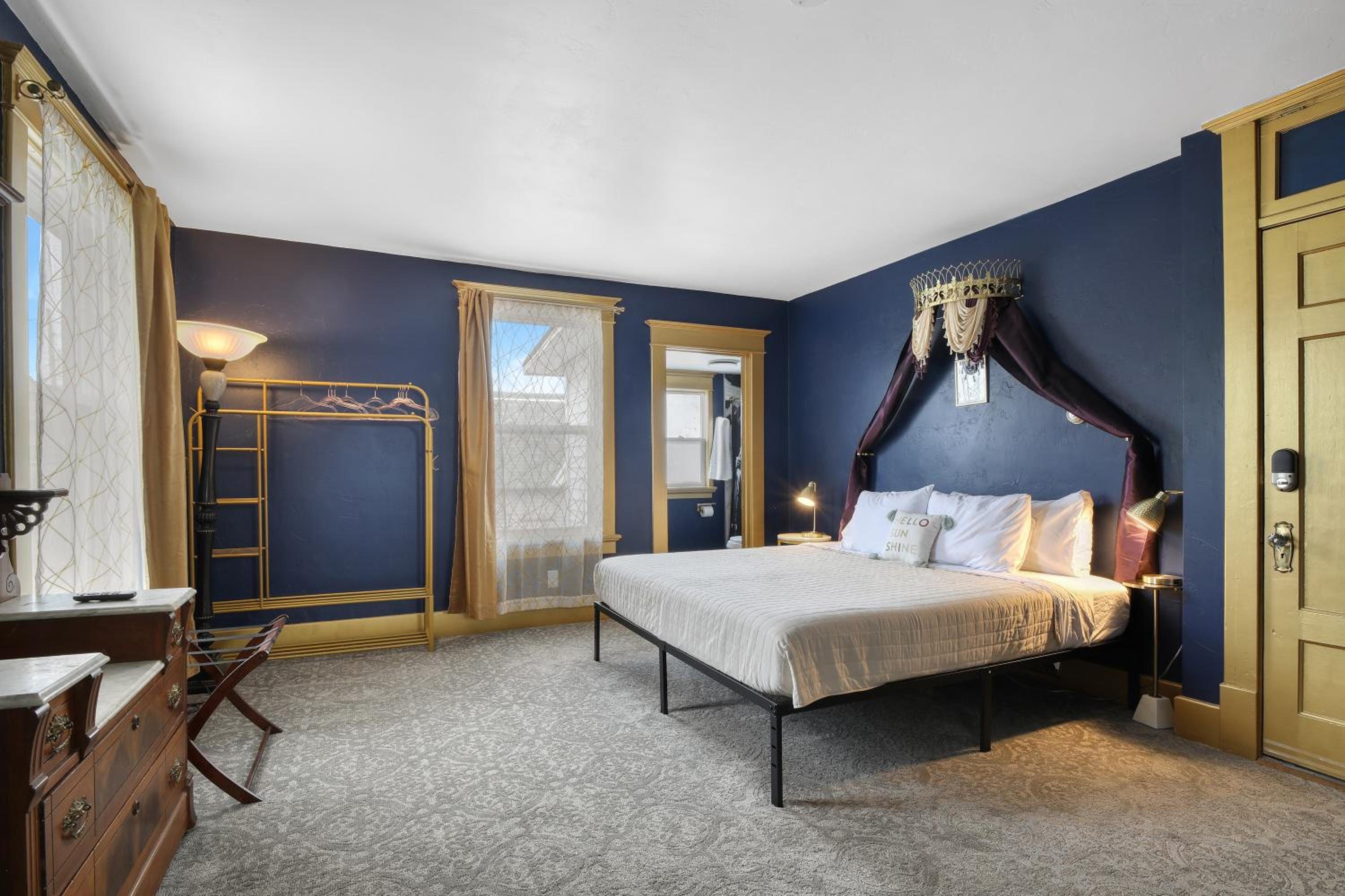 Deluxe King Suite photo 2