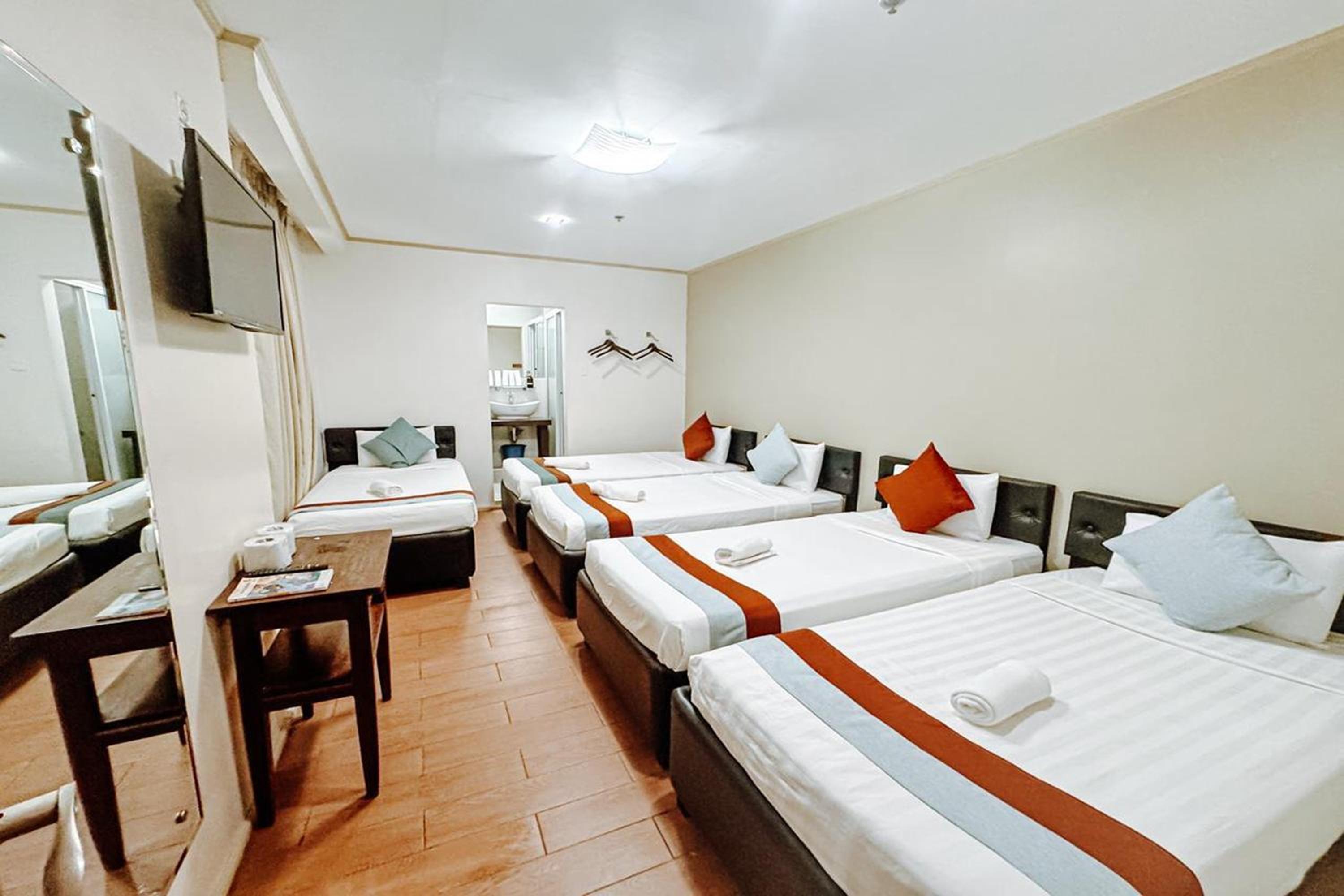 4-Bed Mixed Dormitory Room photo 2