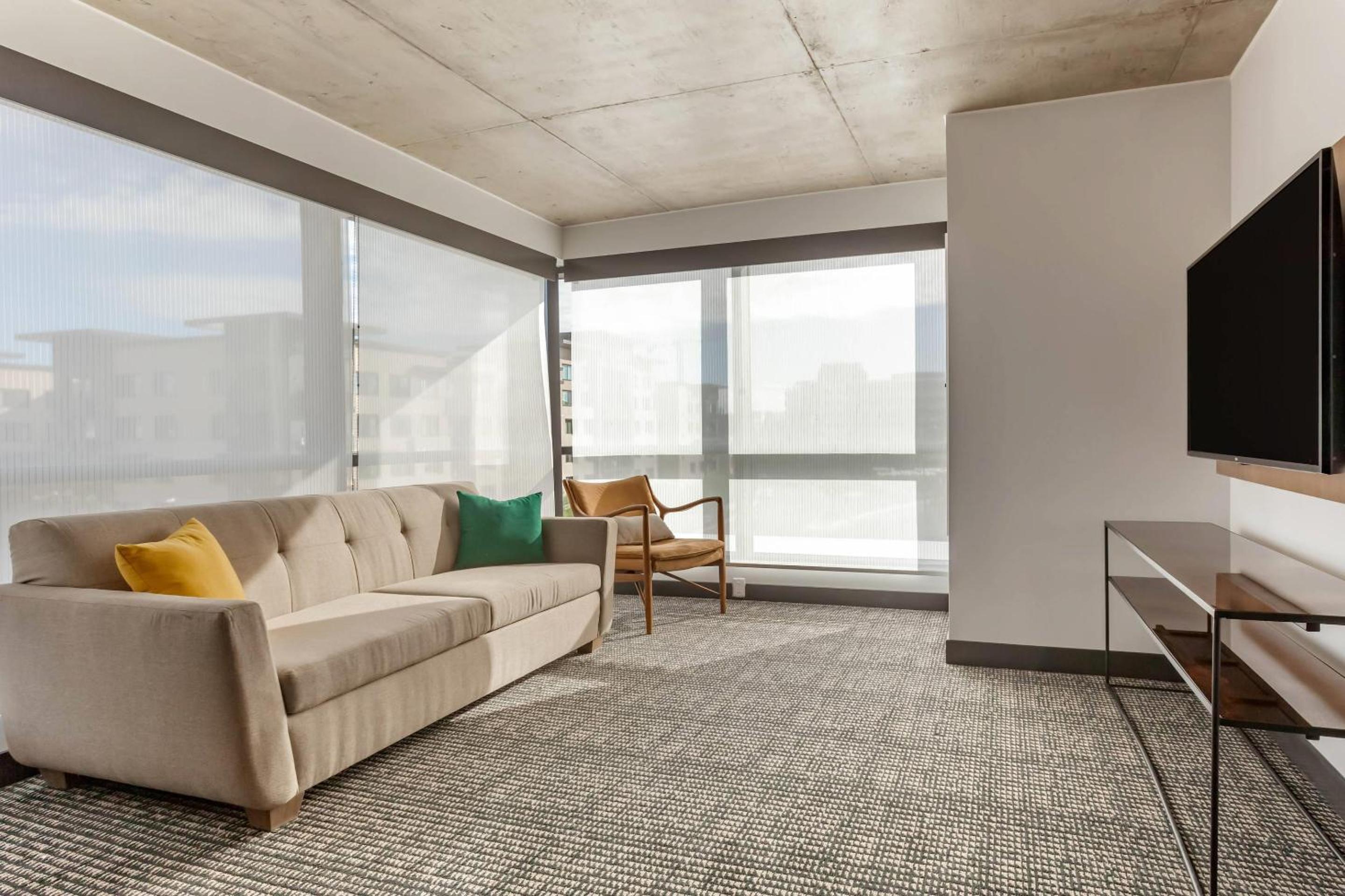 King Suite with Living Room - Non Smoking - Photo 3