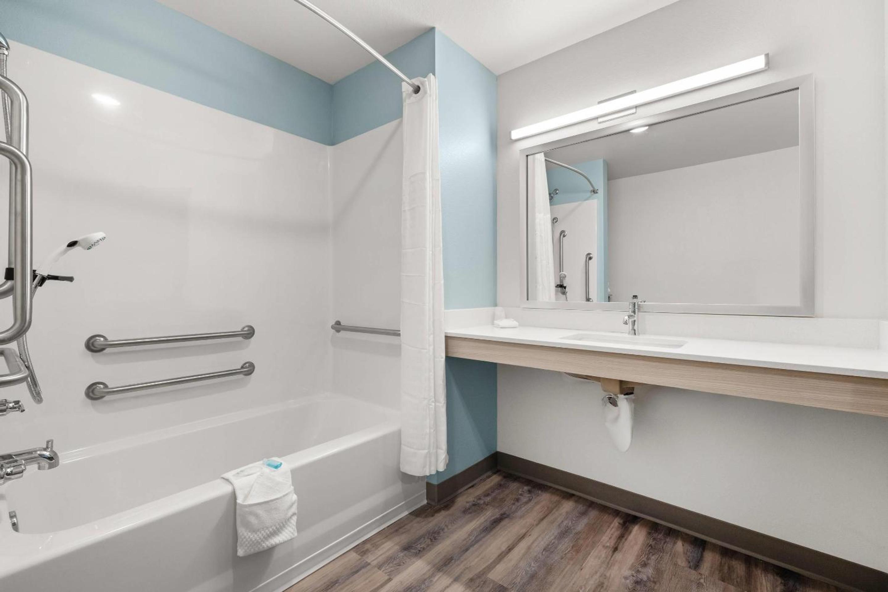 Queen Suite with Two Queen Beds and Tub - Disability Access/Non Smoking