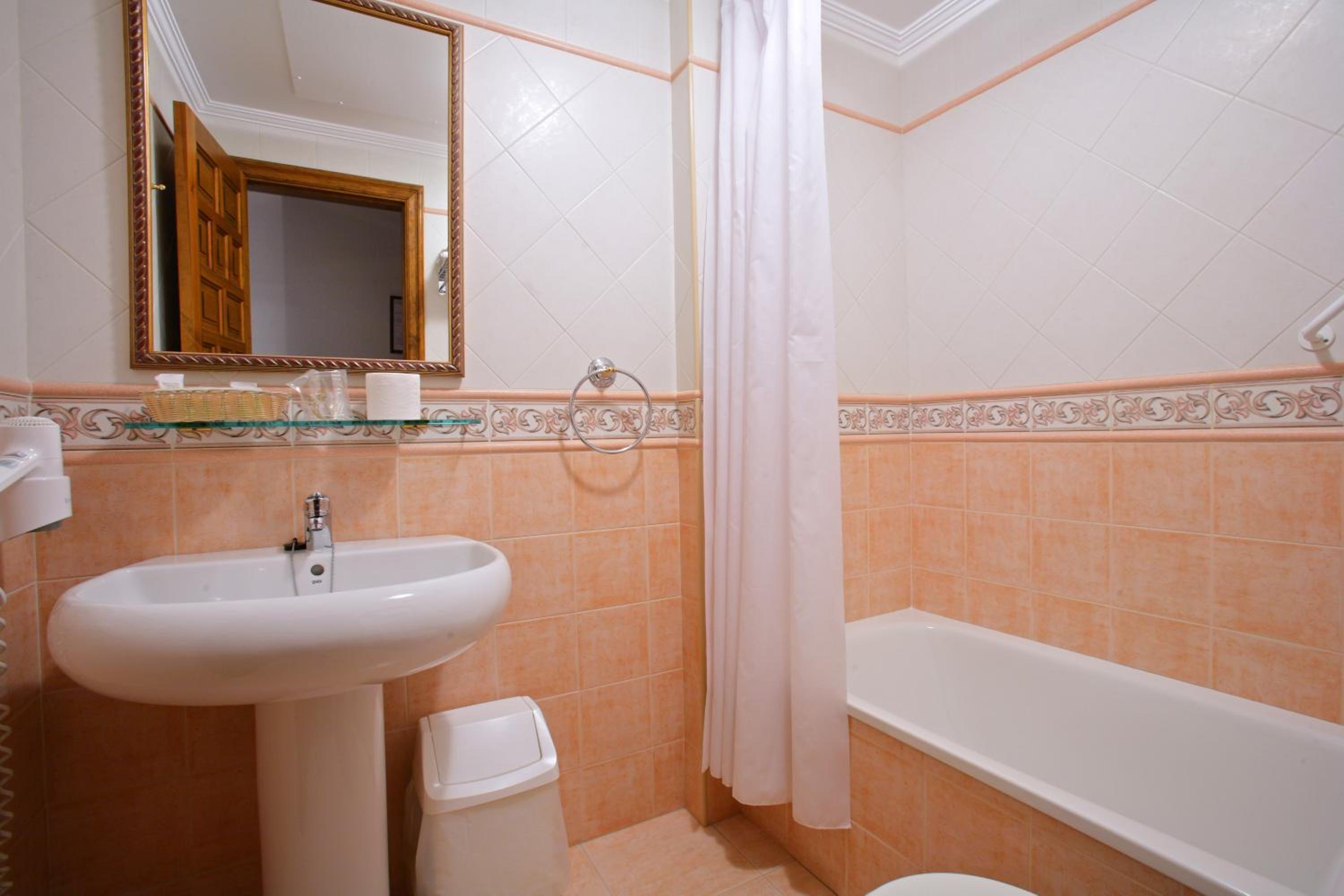 Double or Twin Room - Photo 8