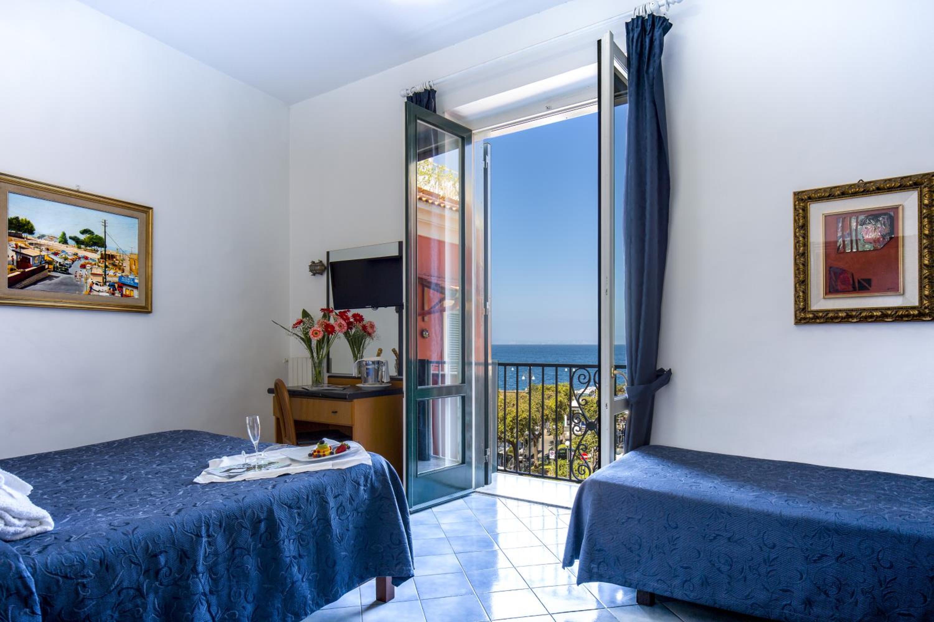 Triple Room with Sea View - Photo 2