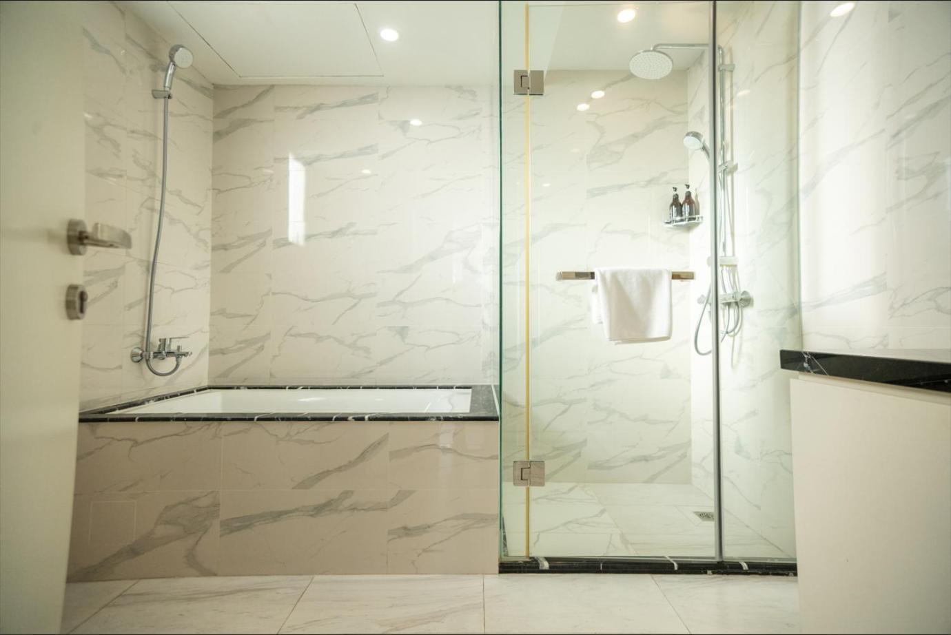 Suite - Photo 3