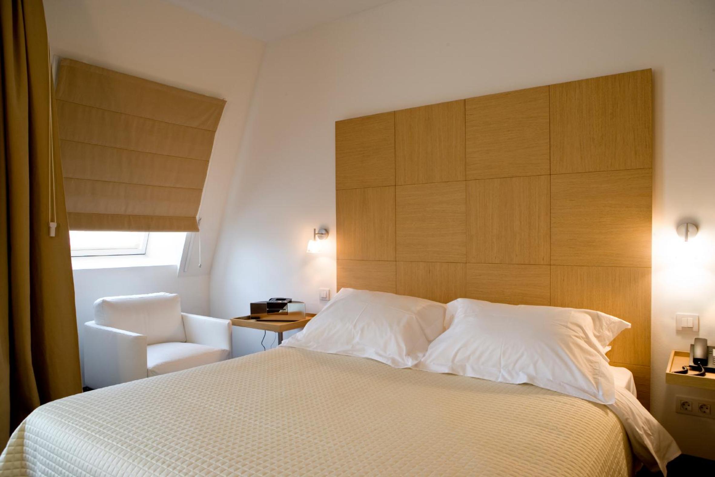 Deluxe Suite with Balcony - Photo 2