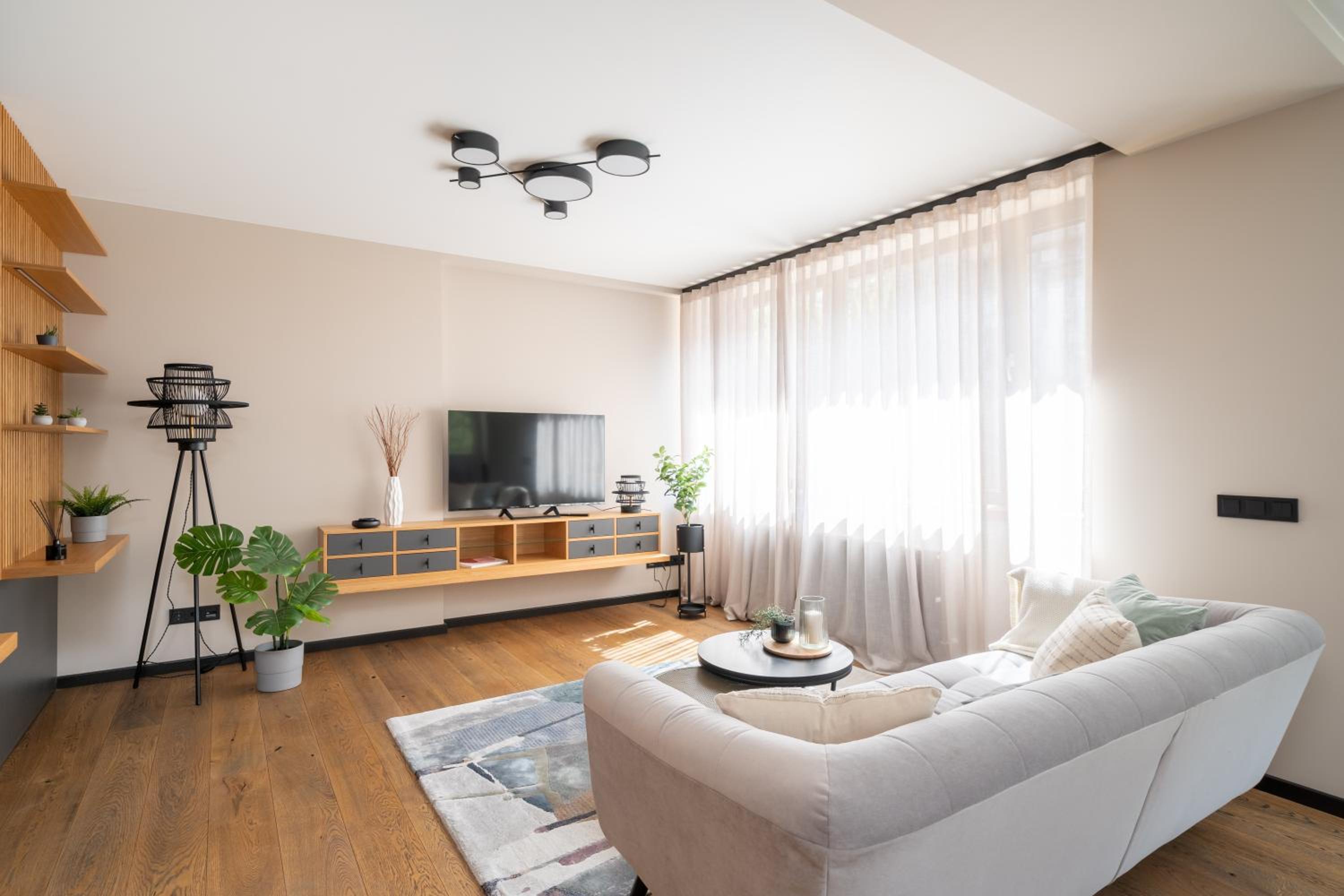 Deluxe One-Bedroom Apartment with Garden View photo 2