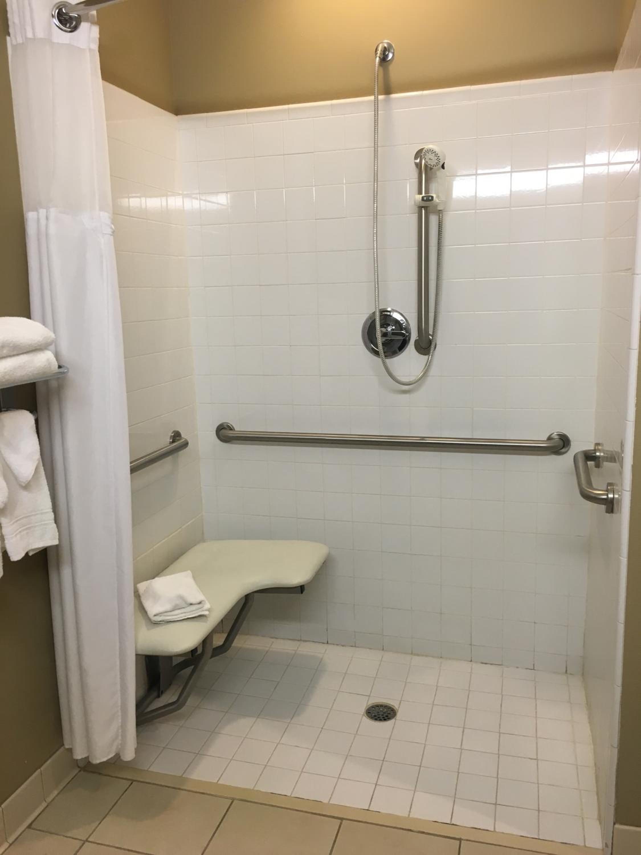 Queen Room with Two Queen Beds - Mobility Access/Non-Smoking photo 2