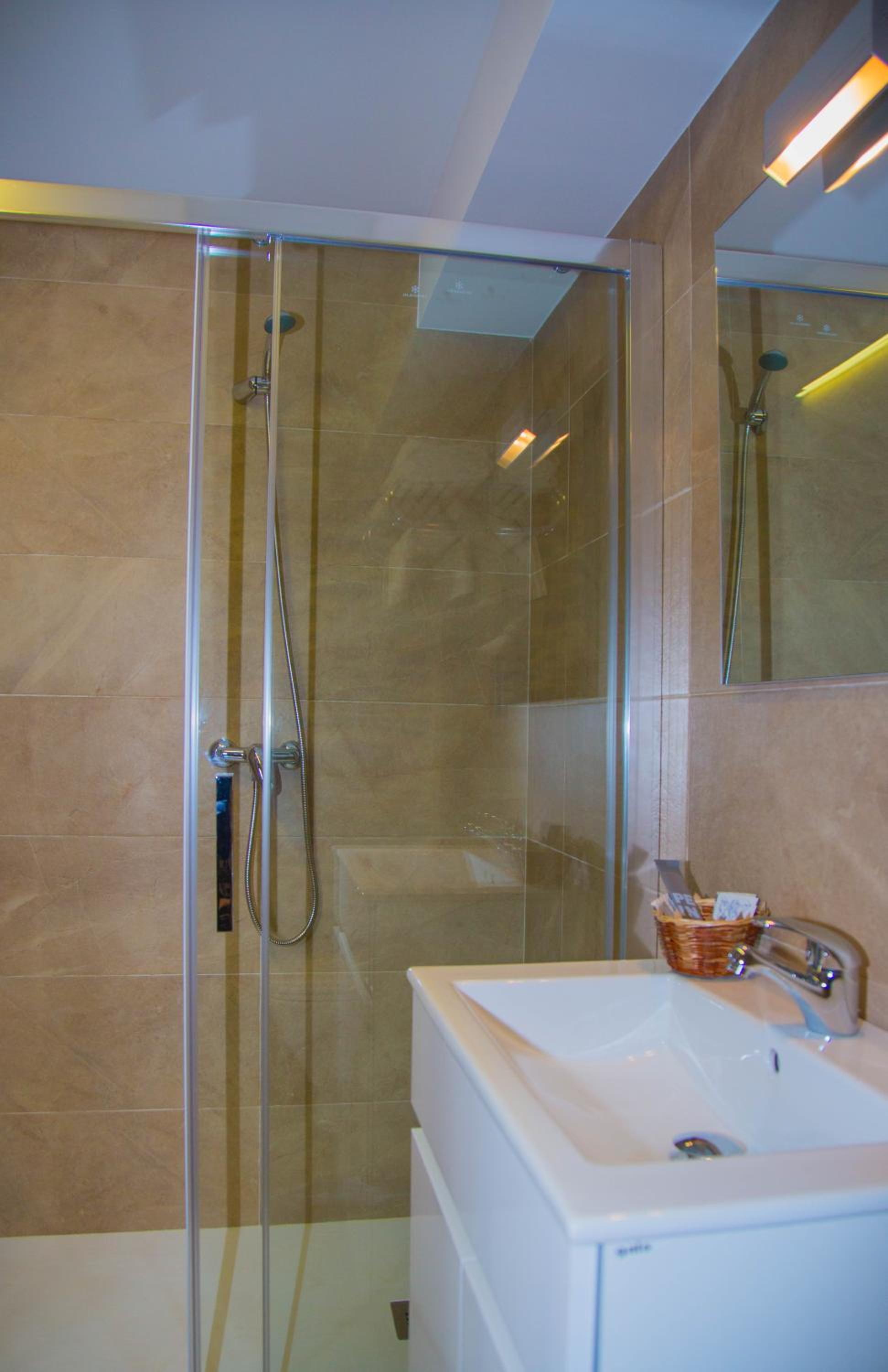 Twin Room with Private Bathroom - Photo 17